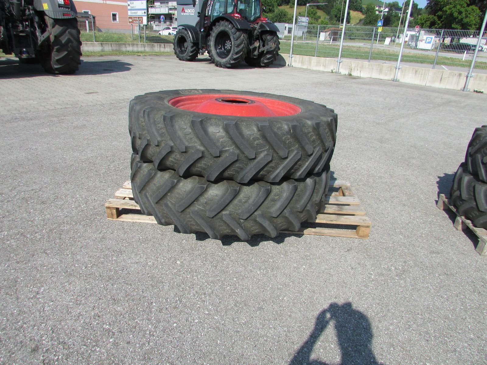 Rad типа BKT 380/85R38 & 320/85R28, Gebrauchtmaschine в Saxen (Фотография 5)