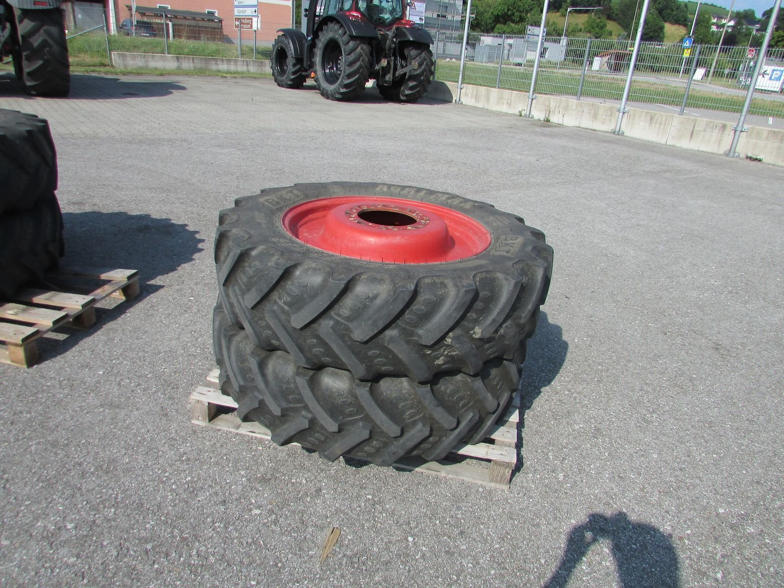 Rad типа BKT 380/85R38 & 320/85R28, Gebrauchtmaschine в Saxen (Фотография 2)