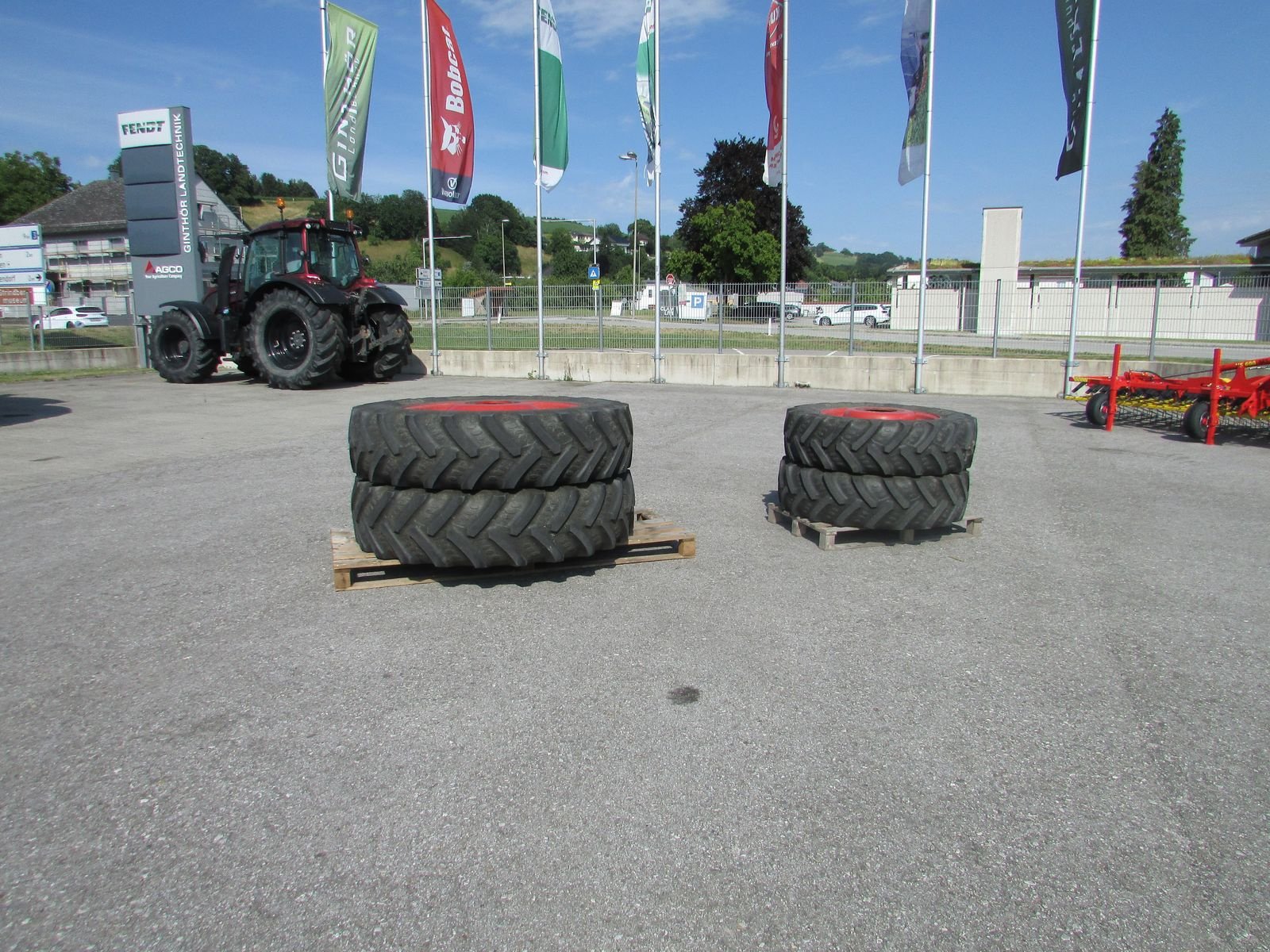 Rad типа BKT 380/85R38 & 320/85R28, Gebrauchtmaschine в Saxen (Фотография 1)