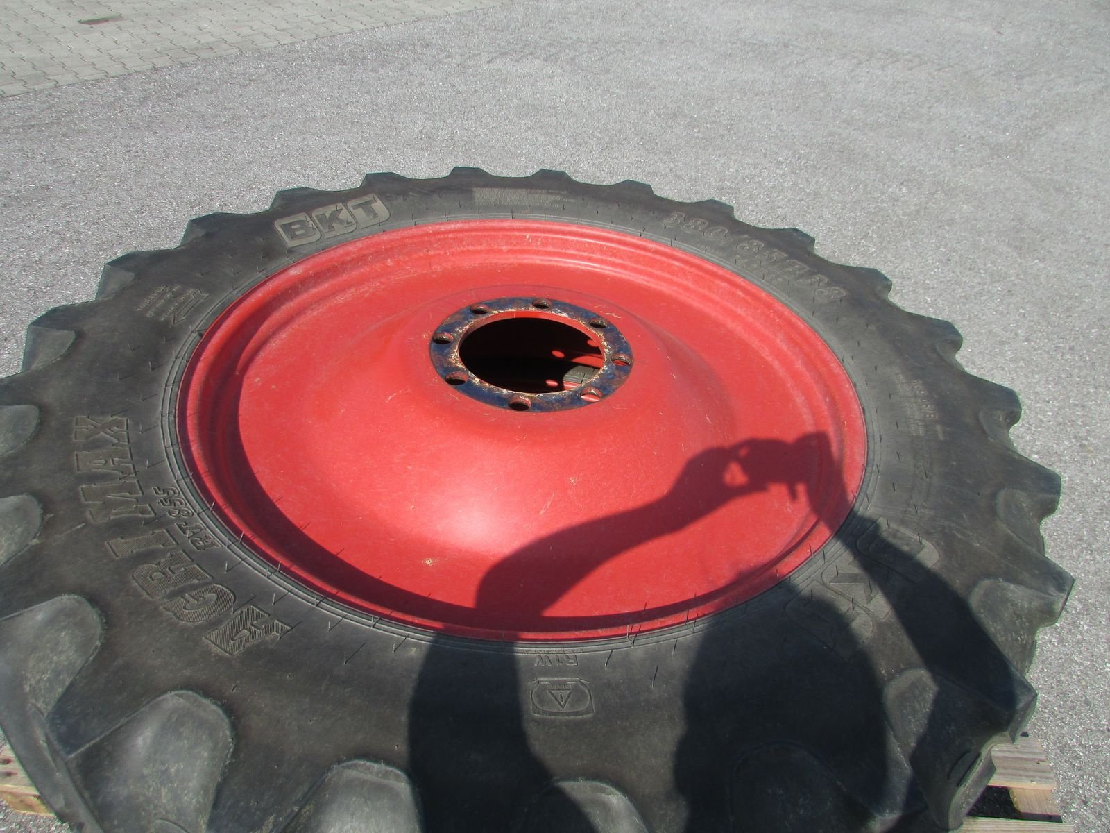 Rad типа BKT 380/85R38 & 320/85R28, Gebrauchtmaschine в Saxen (Фотография 7)