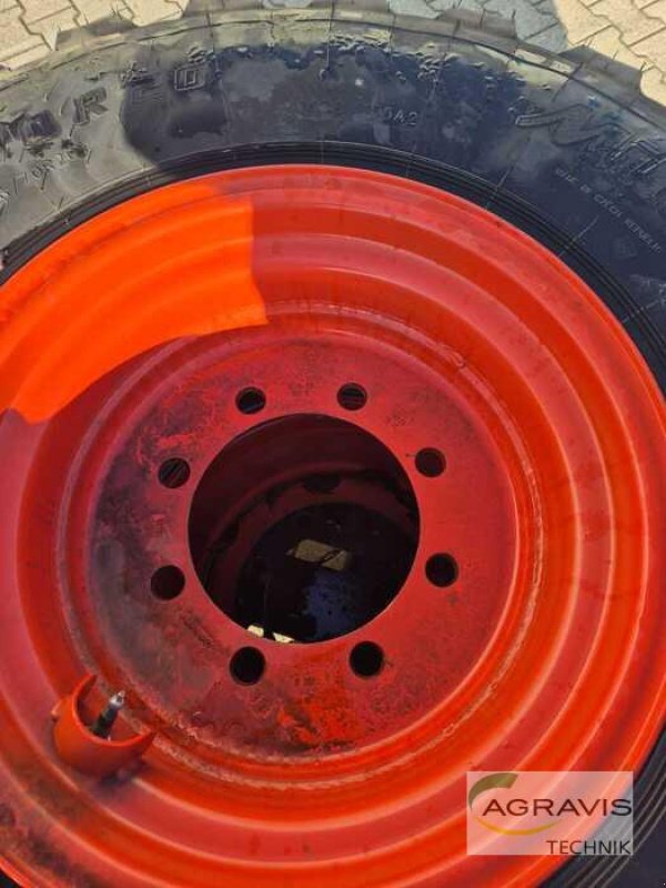 Rad des Typs BKT 405/70R20, Neumaschine in Alpen (Bild 7)