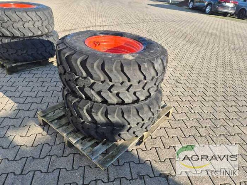 Rad des Typs BKT 405/70R20, Neumaschine in Alpen (Bild 11)