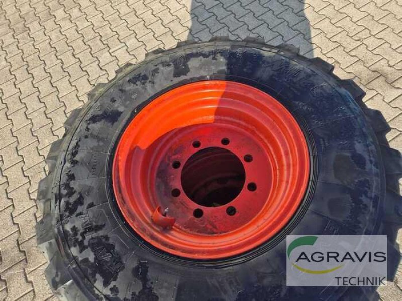 Rad des Typs BKT 405/70R20, Neumaschine in Alpen (Bild 5)