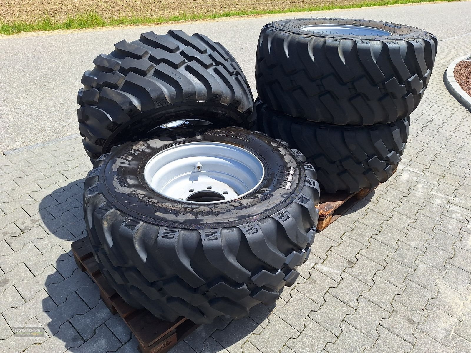 Rad des Typs BKT 500/60R22,5 ET0, Neumaschine in Aurolzmünster (Bild 7)