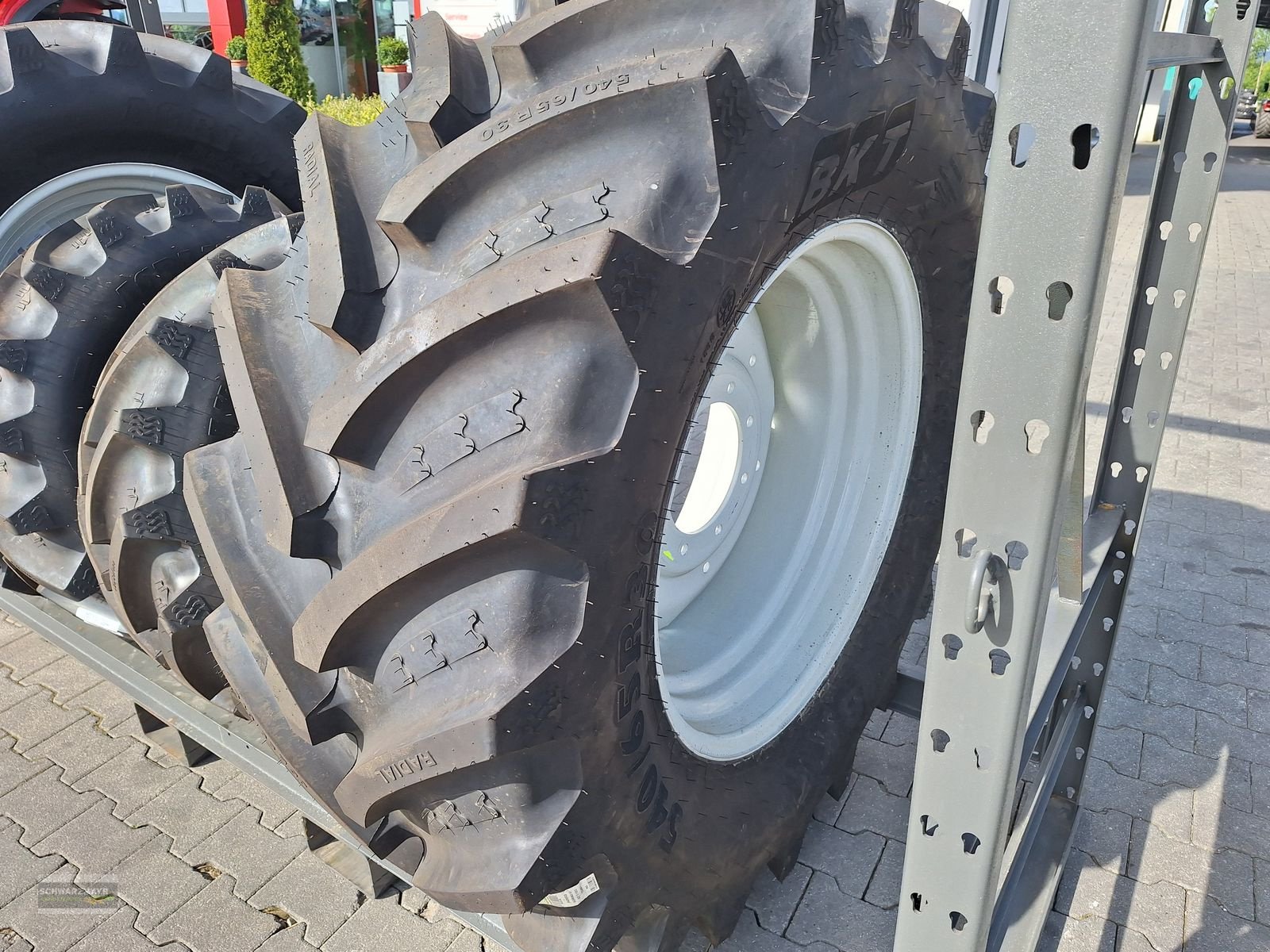 Rad des Typs BKT 540/65R30+440/65R20 Kompletträder, Neumaschine in Aurolzmünster (Bild 7)