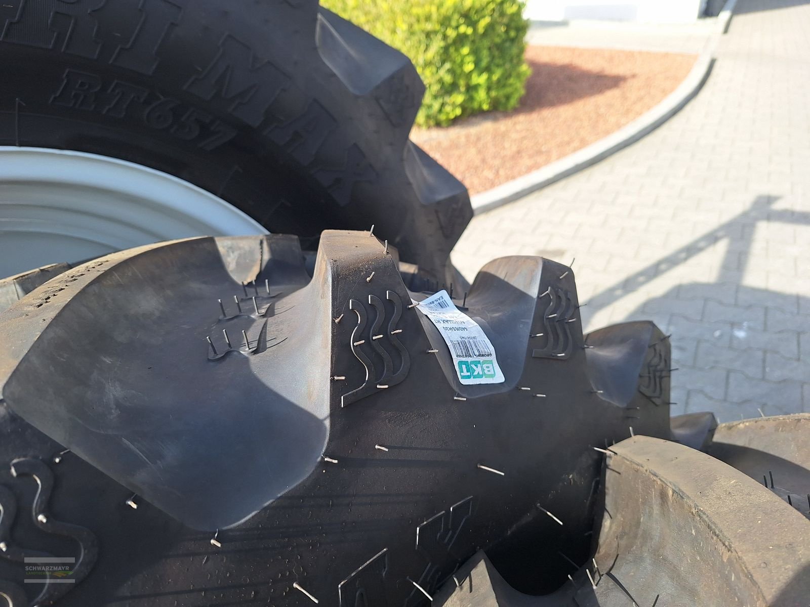 Rad des Typs BKT 540/65R30+440/65R20 Kompletträder, Neumaschine in Aurolzmünster (Bild 9)