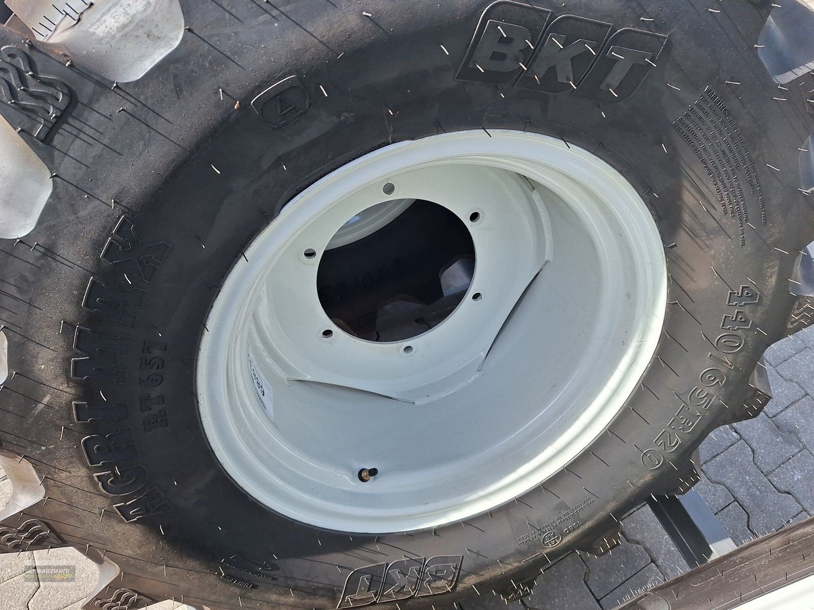 Rad des Typs BKT 540/65R30+440/65R20 Kompletträder, Neumaschine in Aurolzmünster (Bild 10)