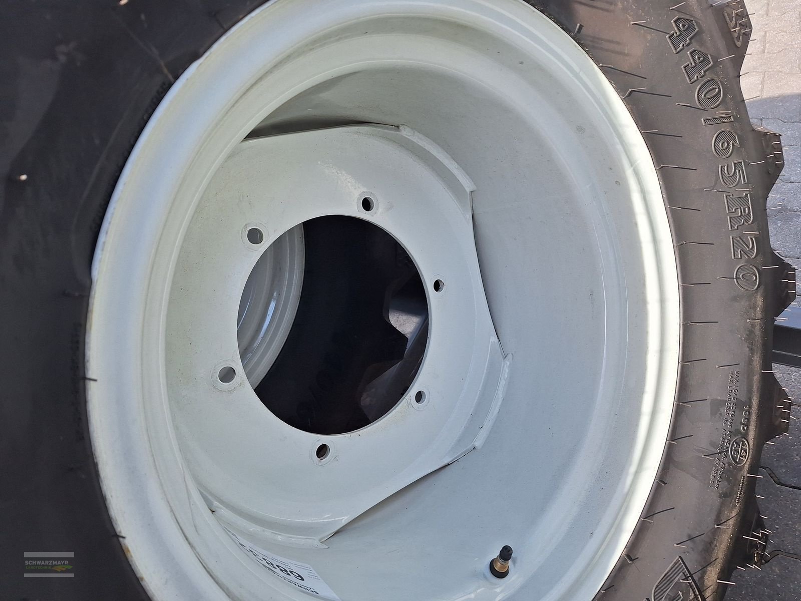 Rad des Typs BKT 540/65R30+440/65R20 Kompletträder, Neumaschine in Aurolzmünster (Bild 13)