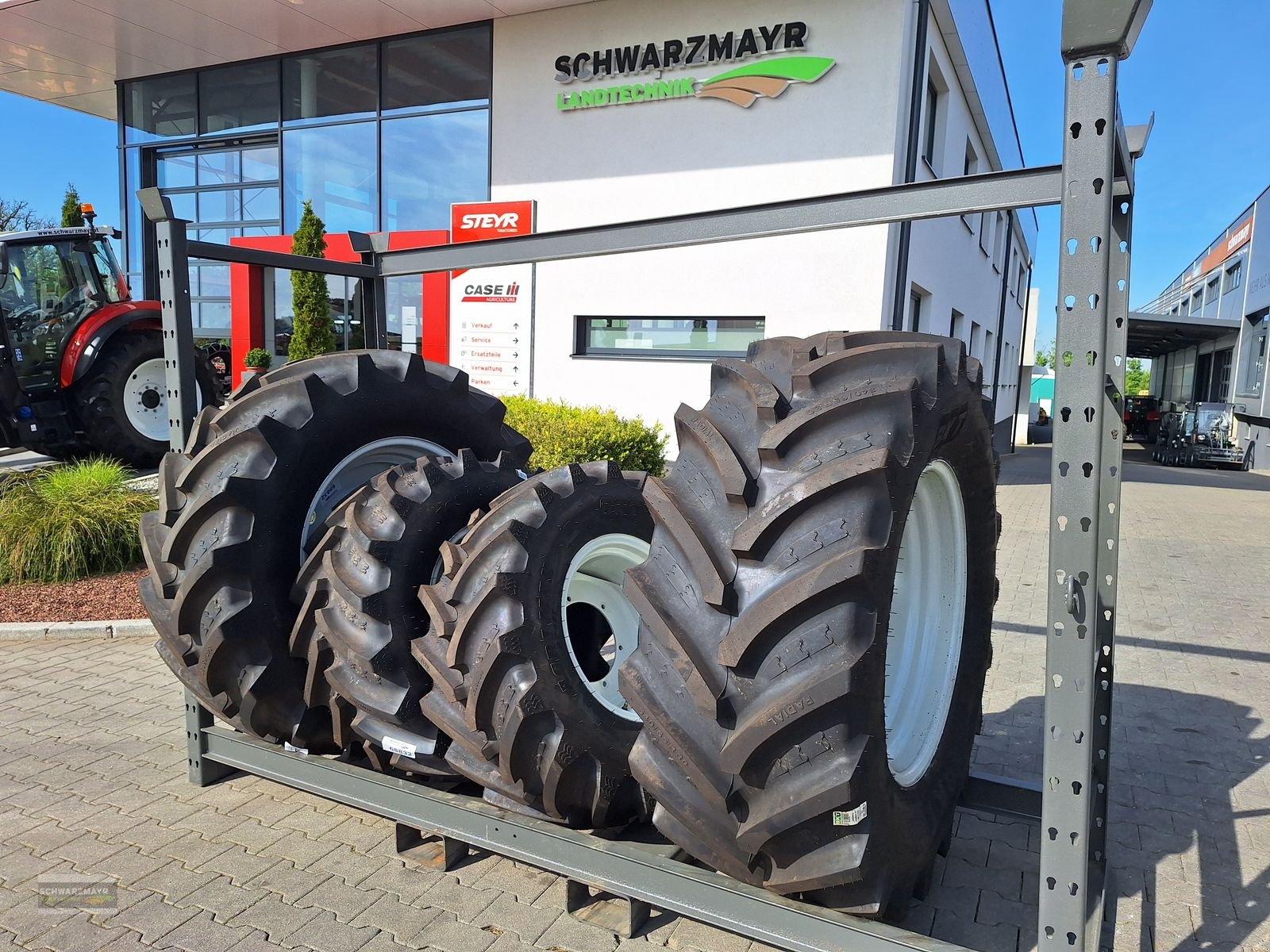 Rad des Typs BKT 540/65R30+440/65R20 Kompletträder, Neumaschine in Aurolzmünster (Bild 1)