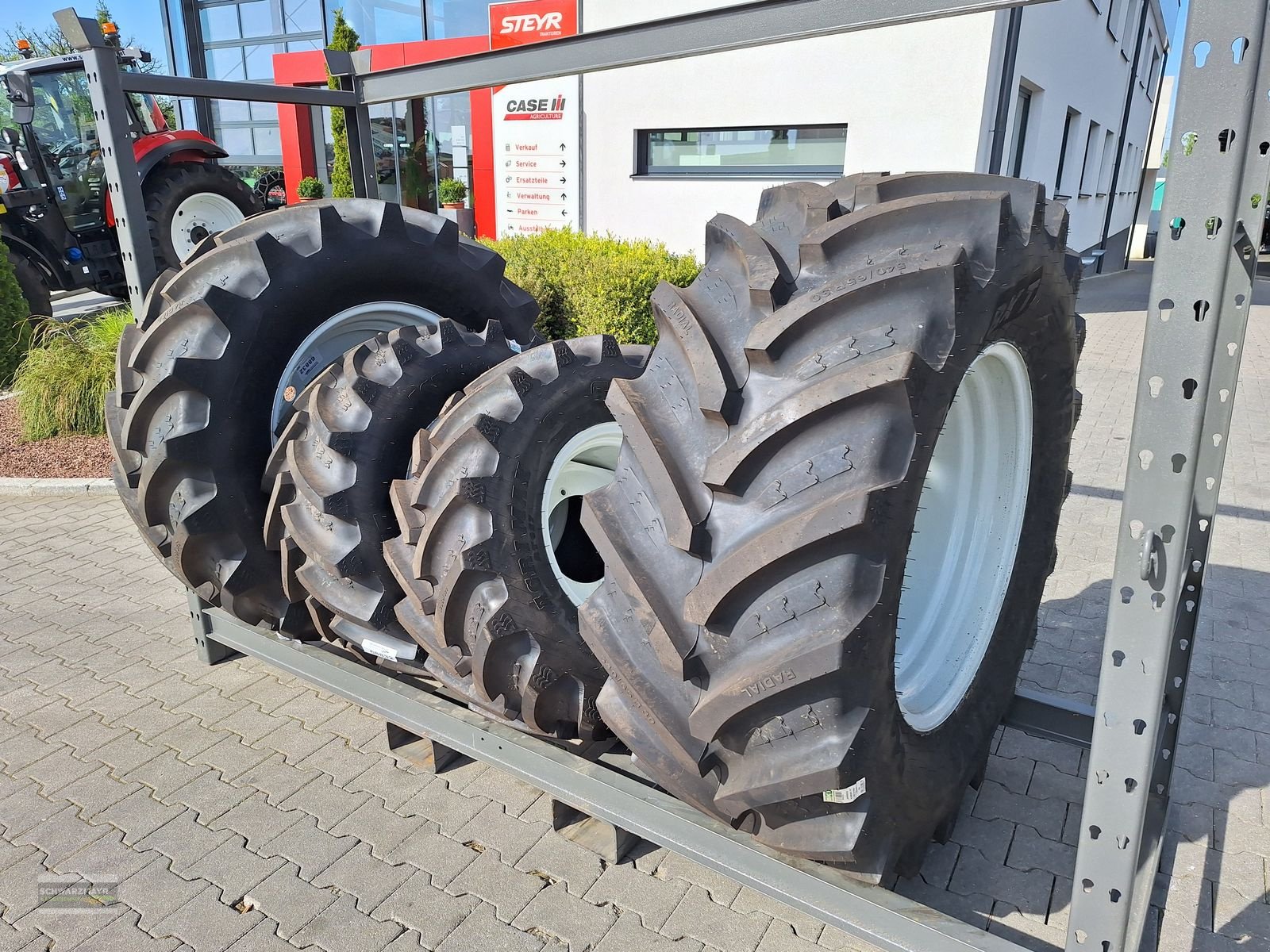 Rad des Typs BKT 540/65R30+440/65R20 Kompletträder, Neumaschine in Aurolzmünster (Bild 2)