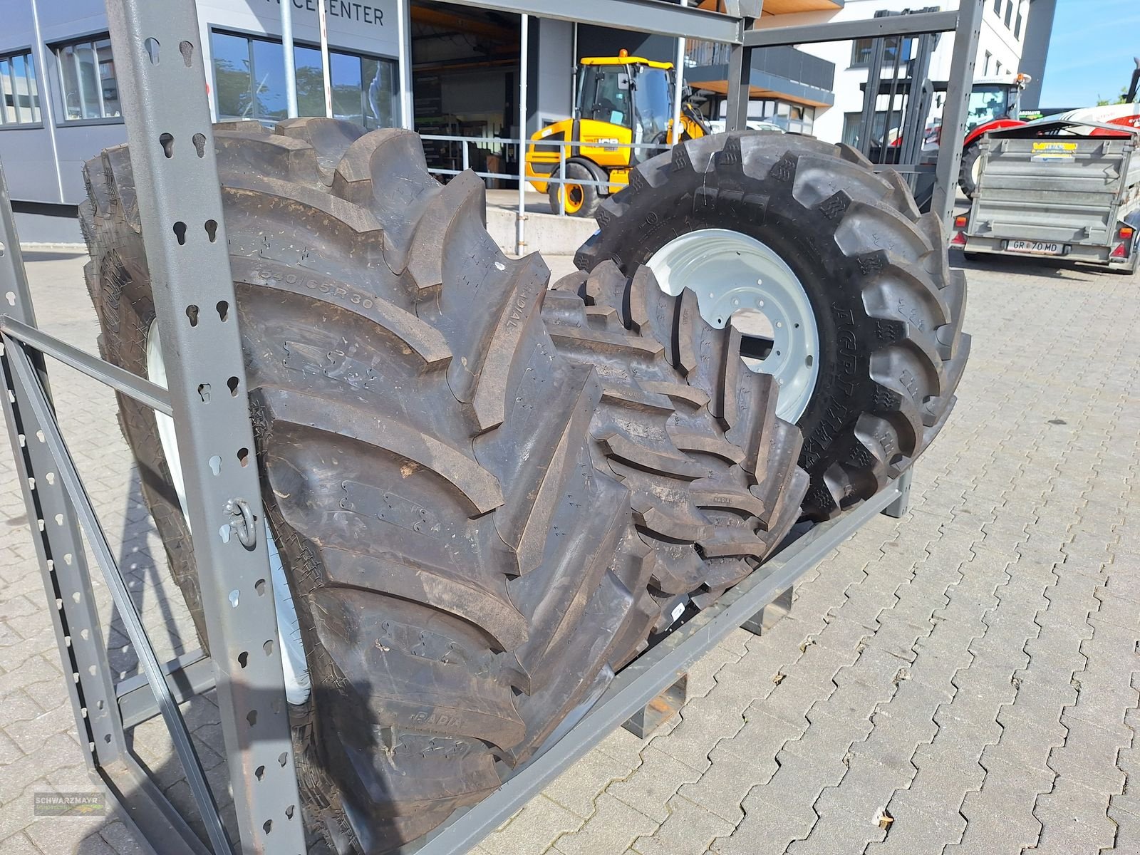 Rad des Typs BKT 540/65R30+440/65R20 Kompletträder, Neumaschine in Aurolzmünster (Bild 3)