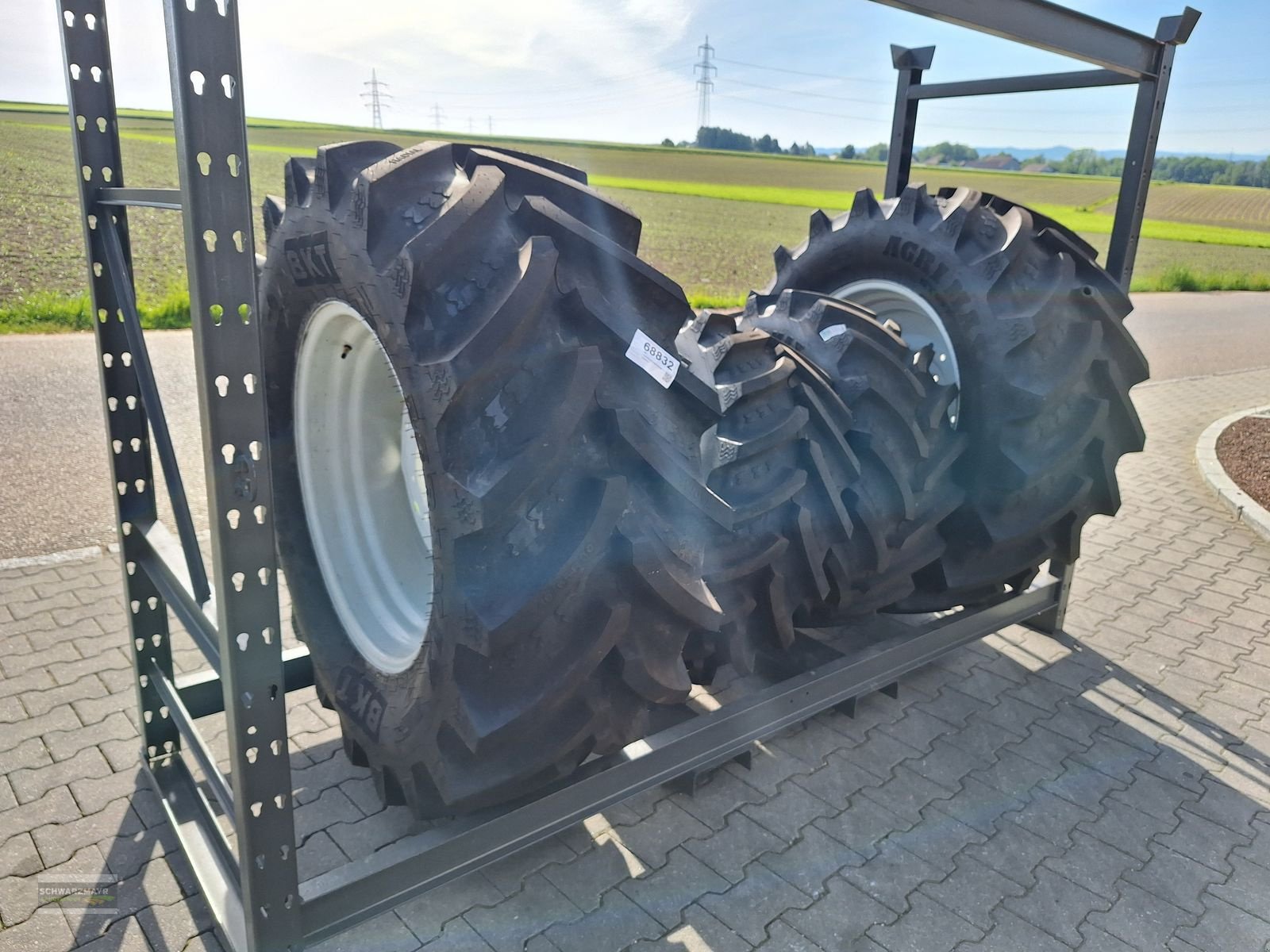 Rad des Typs BKT 540/65R30+440/65R20 Kompletträder, Neumaschine in Aurolzmünster (Bild 5)