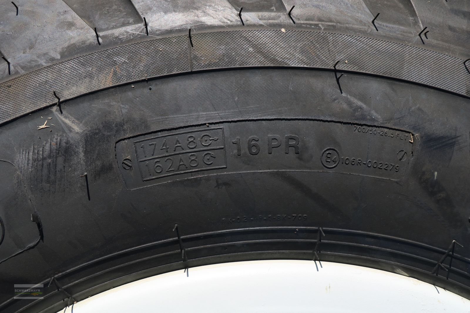 Rad des Typs BKT 700-26,5+400-22,5, Neumaschine in Gampern (Bild 10)