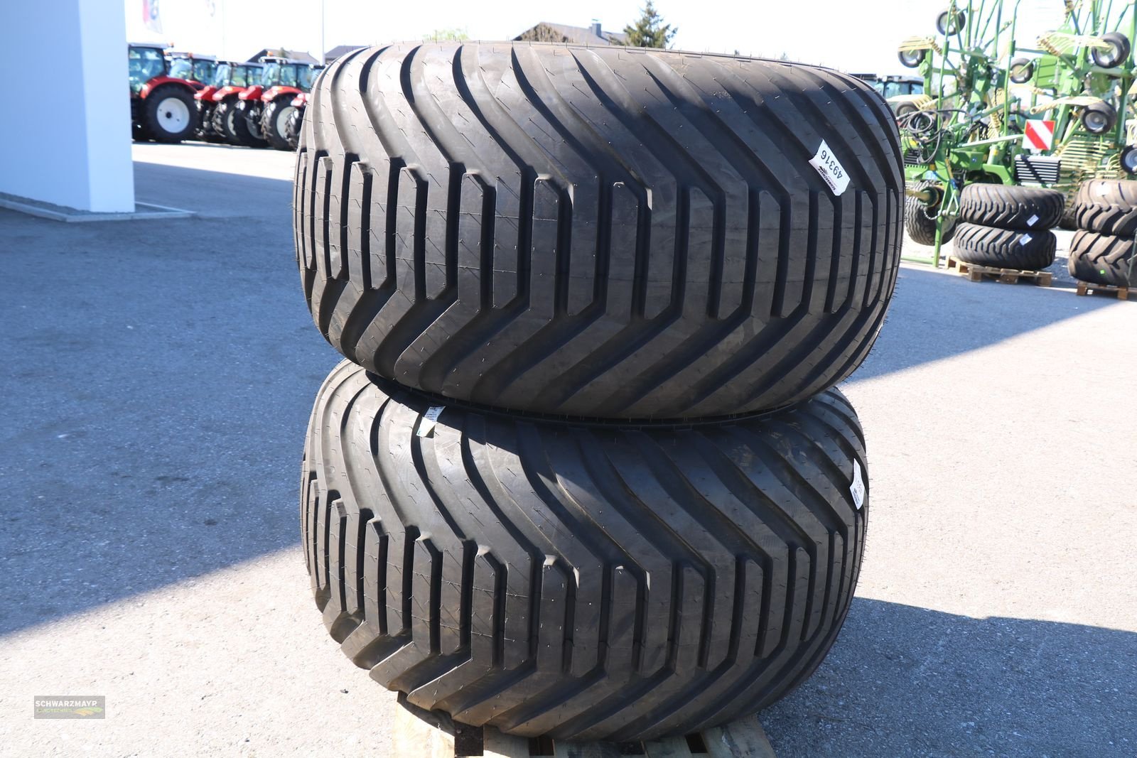 Rad des Typs BKT 700-26,5+400-22,5, Neumaschine in Gampern (Bild 2)