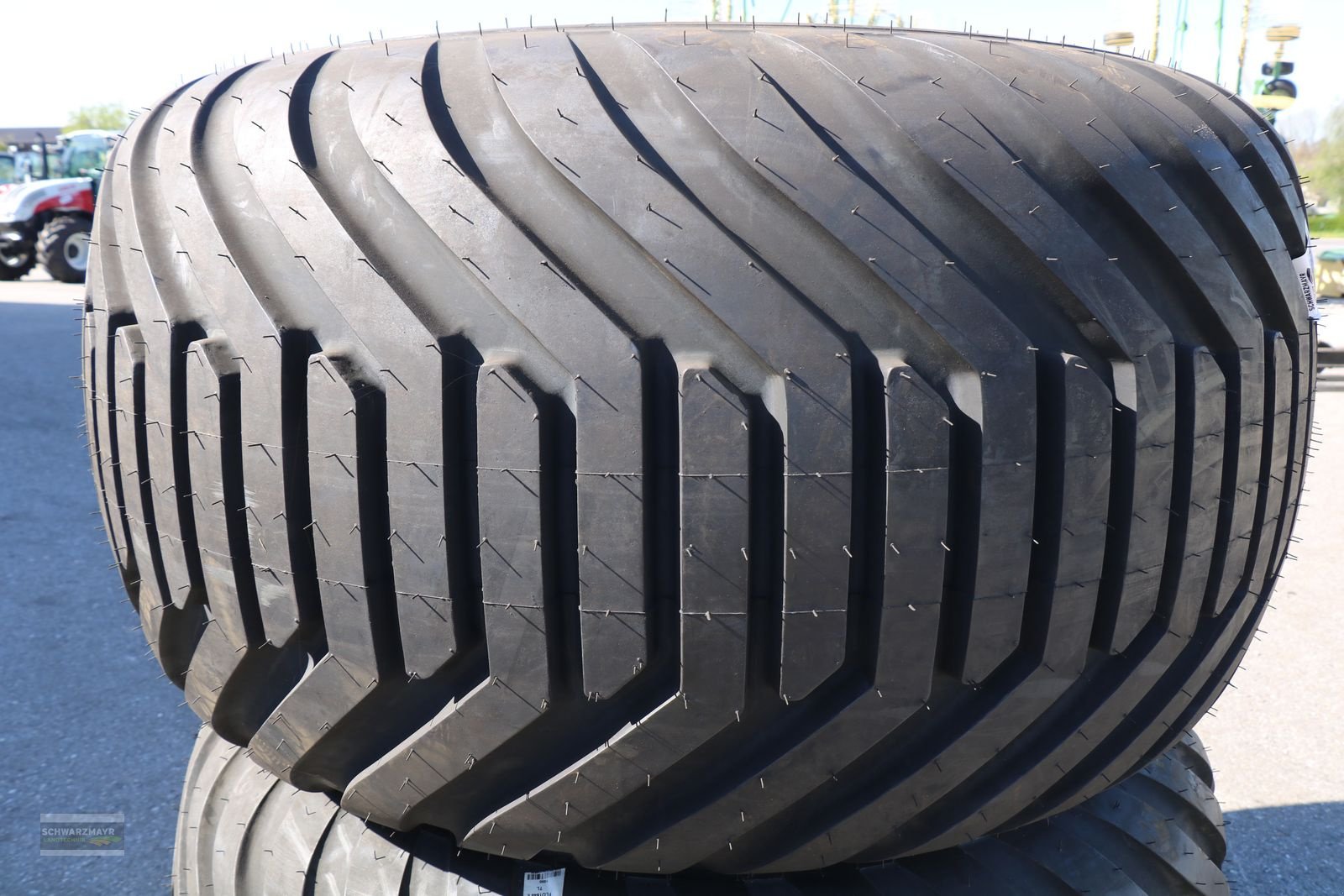 Rad des Typs BKT 700-26,5+400-22,5, Neumaschine in Gampern (Bild 5)