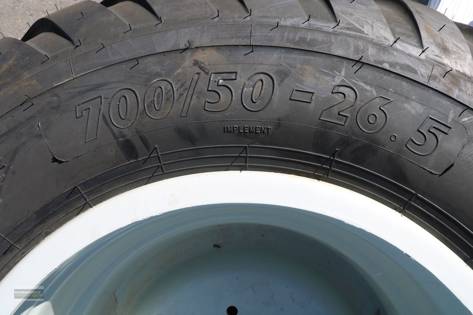 Rad des Typs BKT 700-26,5+400-22,5, Neumaschine in Gampern (Bild 9)