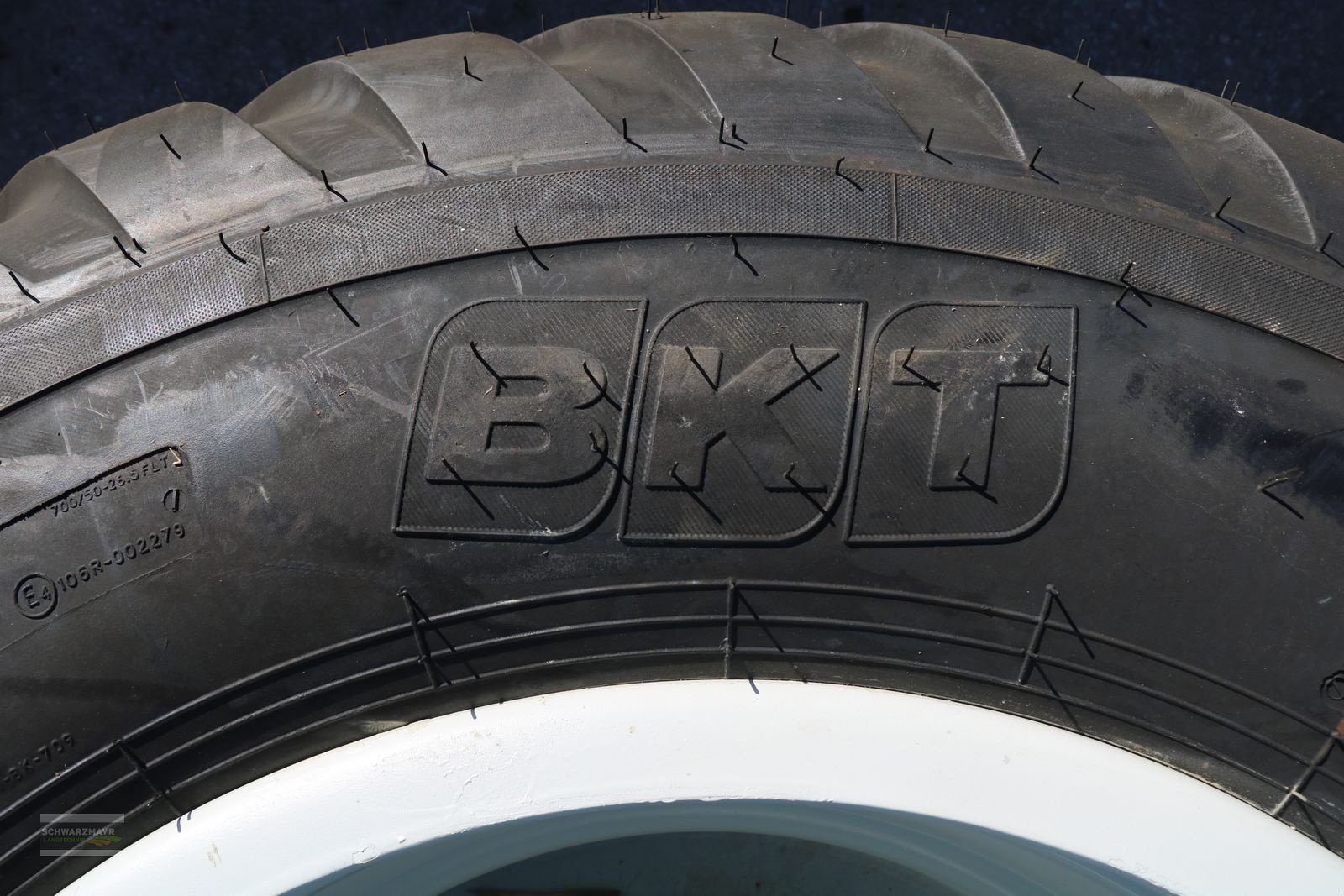 Rad des Typs BKT 700-26,5+400-22,5, Neumaschine in Gampern (Bild 8)