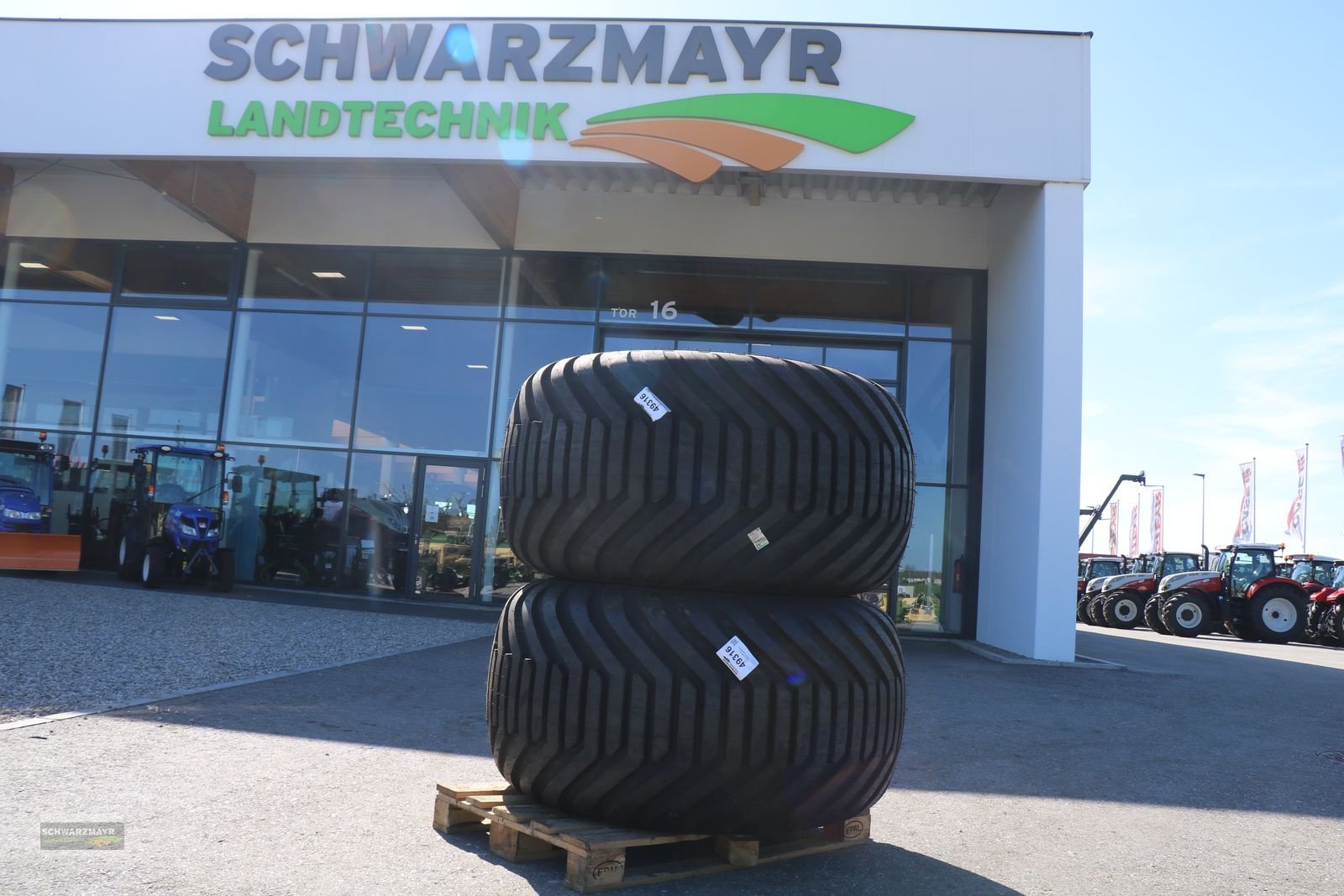 Rad des Typs BKT 700-26,5+400-22,5, Neumaschine in Gampern (Bild 1)