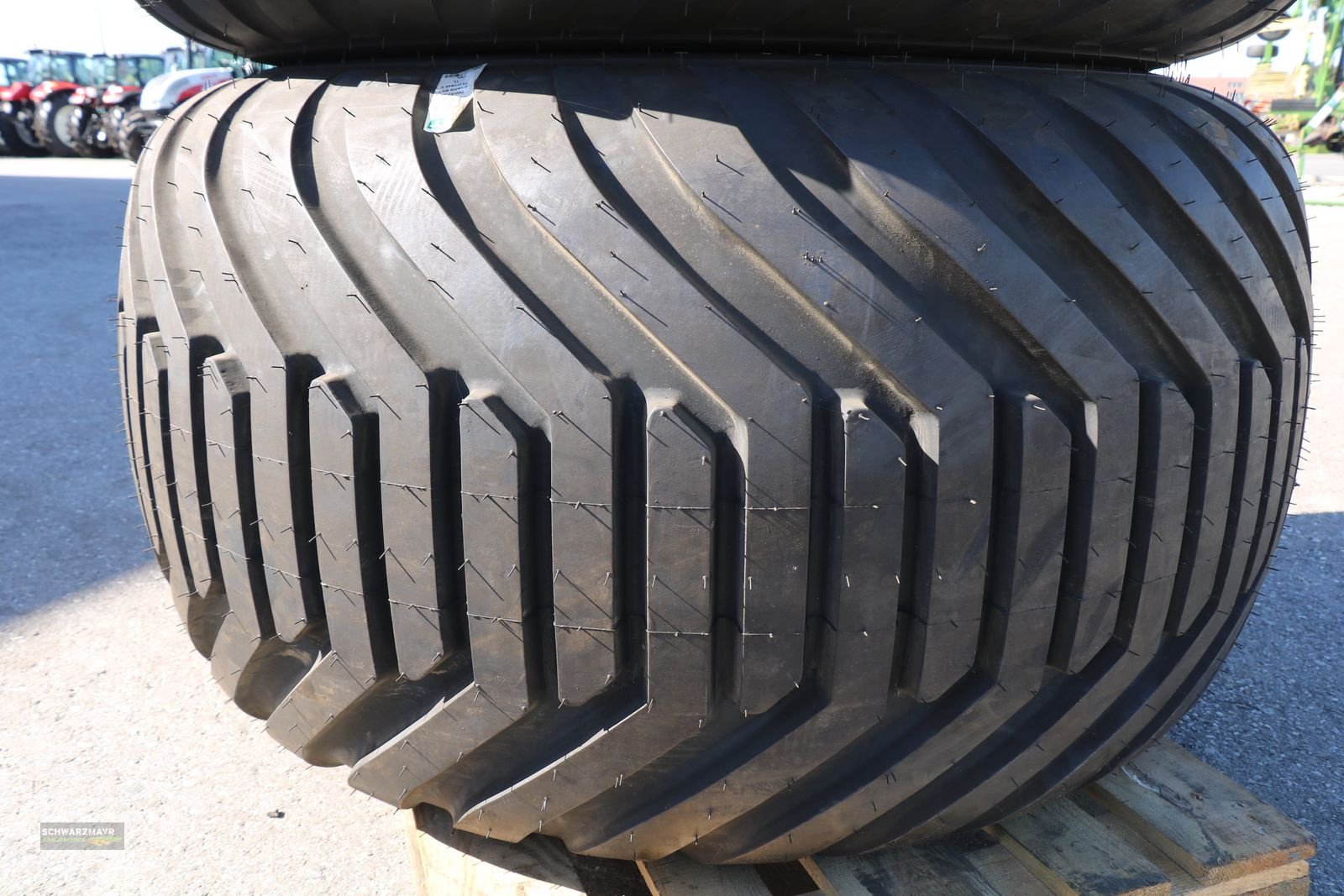 Rad des Typs BKT 700-26,5+400-22,5, Neumaschine in Gampern (Bild 7)