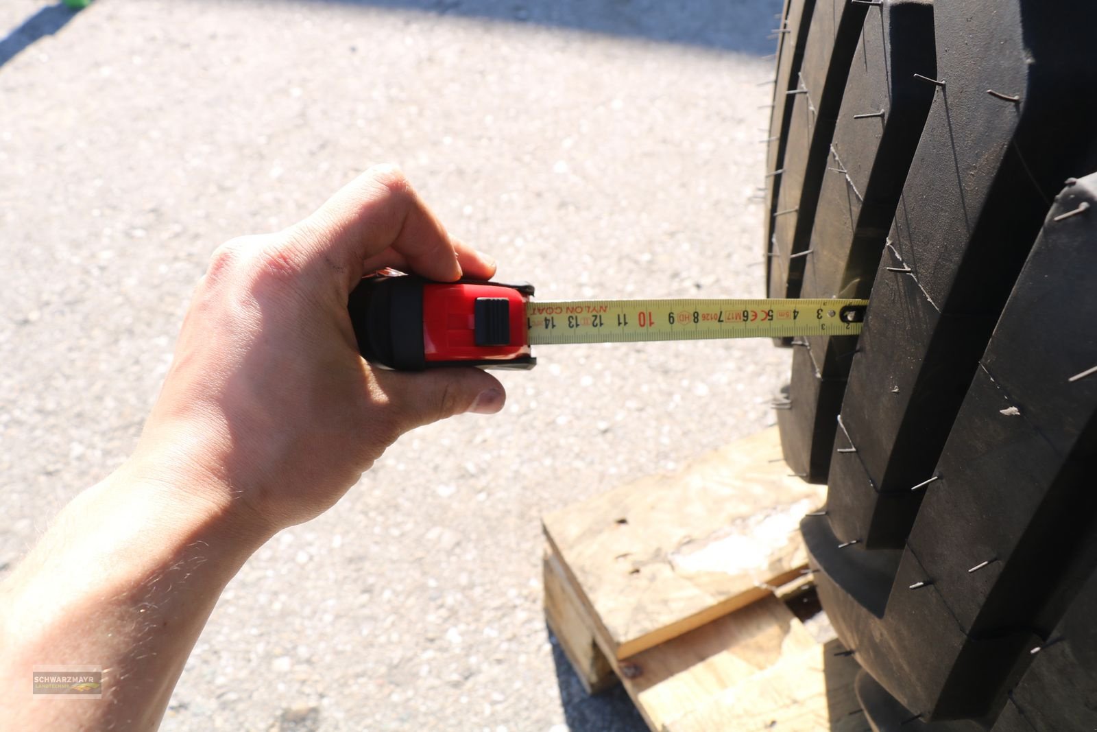 Rad des Typs BKT 700-26,5+400-22,5, Neumaschine in Gampern (Bild 13)