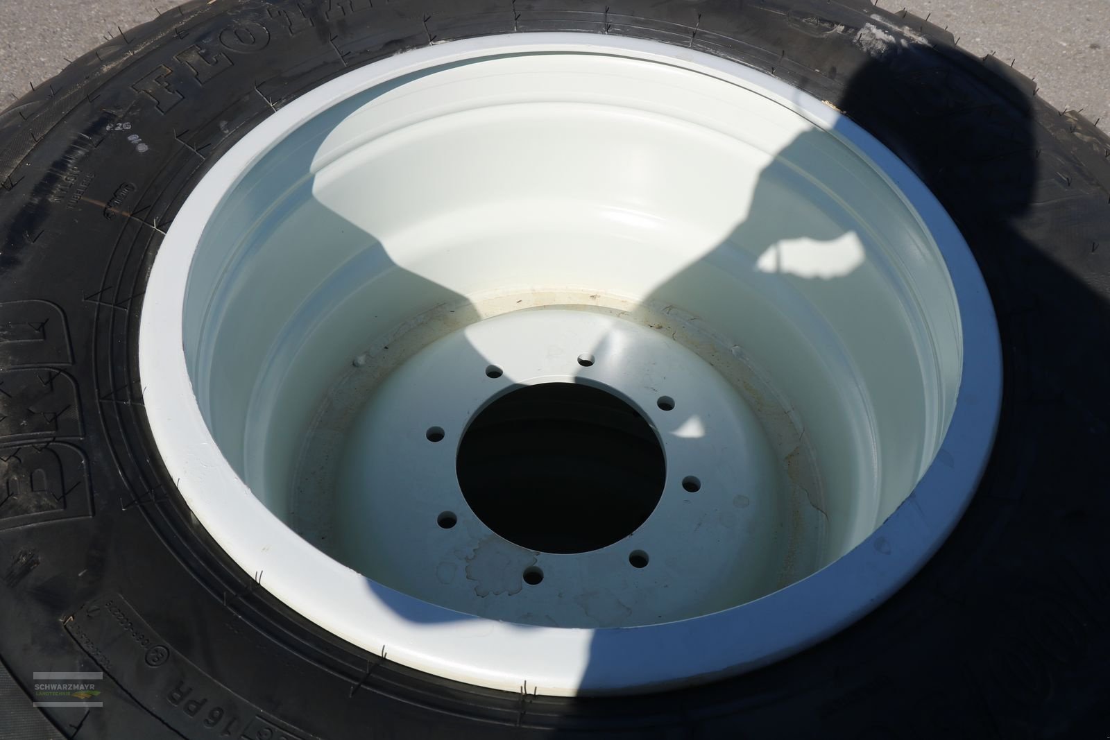 Rad des Typs BKT 700-26,5+400-22,5, Neumaschine in Gampern (Bild 11)