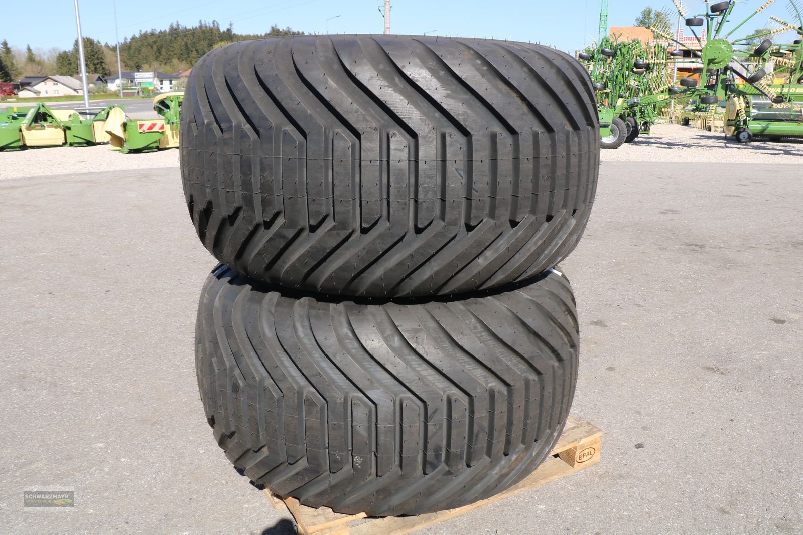 Rad des Typs BKT 700-26,5+400-22,5, Neumaschine in Gampern (Bild 3)