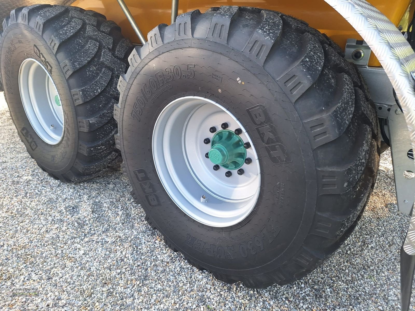 Rad des Typs BKT 750/60R30,5, Neumaschine in Gampern (Bild 2)