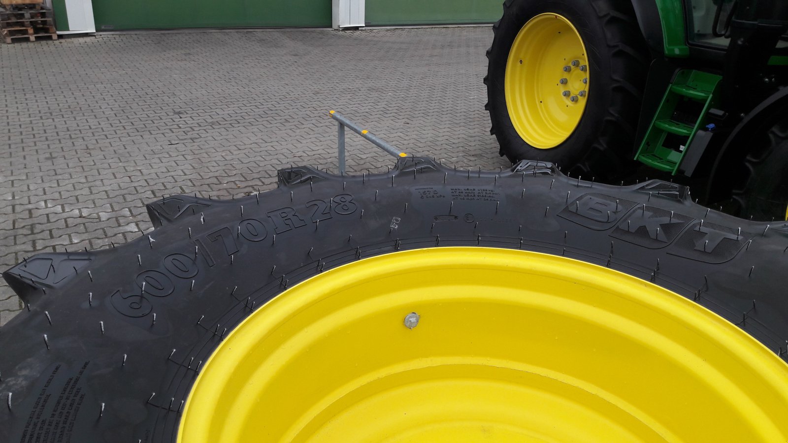 Rad des Typs BKT Agrimax RT 765, Neumaschine in Aislingen (Bild 2)