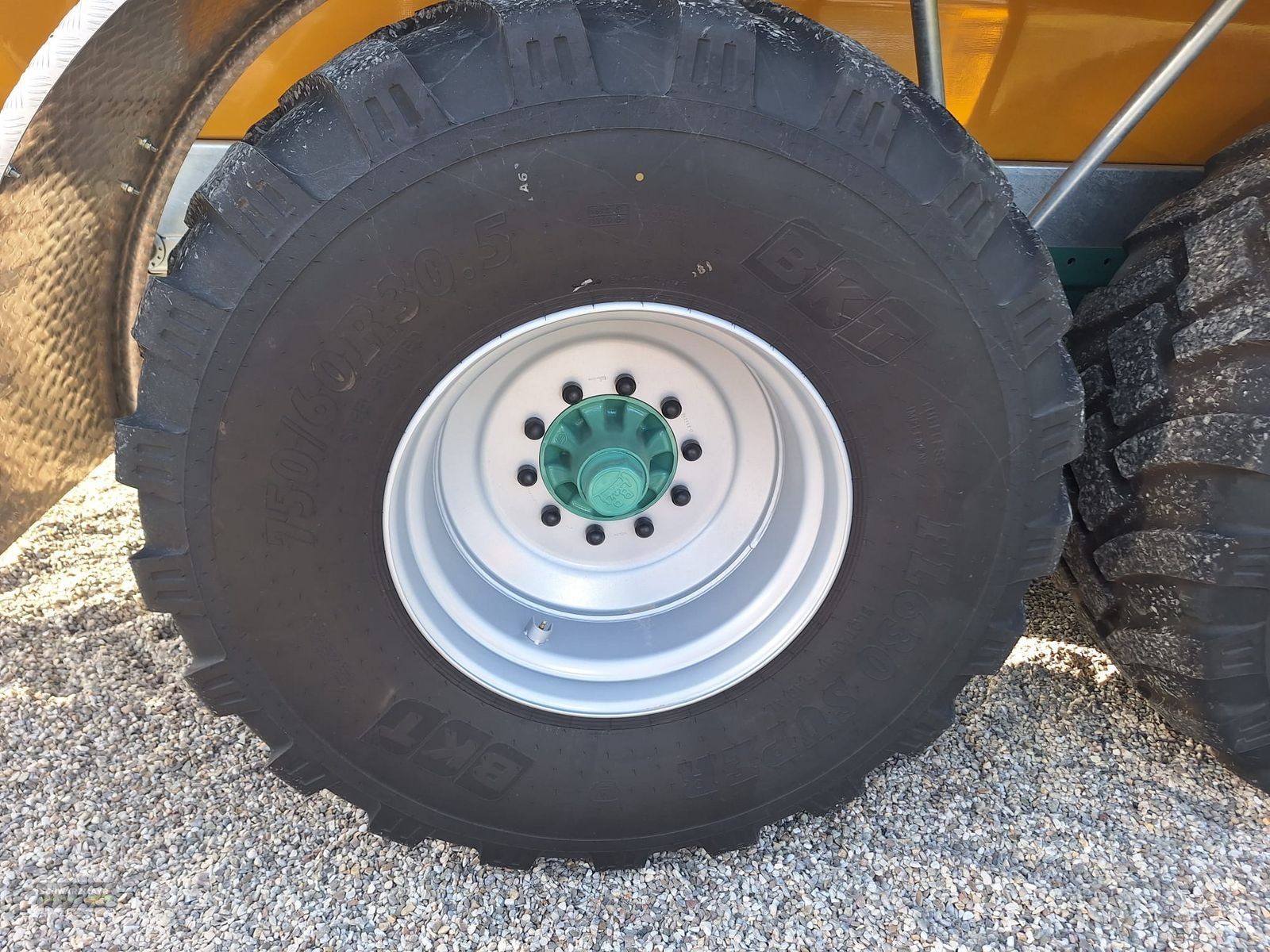 Rad van het type BKT BKT 750/60R30,5 Reifen, Neumaschine in Gampern (Foto 6)