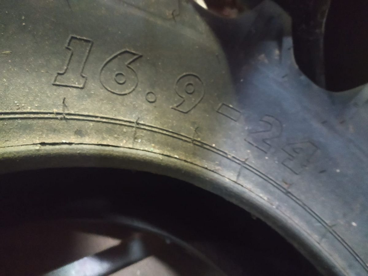 Rad des Typs BKT TR 135 16.9-24, Neumaschine in Neukirchen am Walde  (Bild 4)