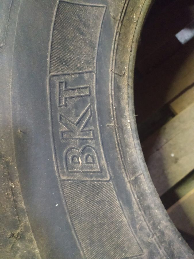 Rad des Typs BKT TR 135 16.9-24, Neumaschine in Neukirchen am Walde  (Bild 3)