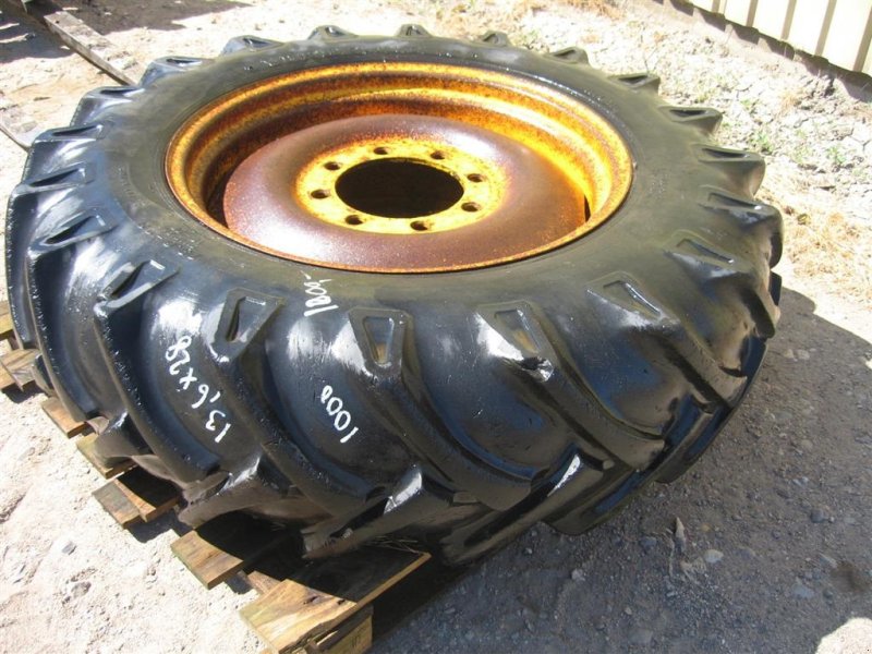 Rad des Typs Bridgestone 13.6x28 dæk på 8 huls fælg, Gebrauchtmaschine in Høng (Bild 1)