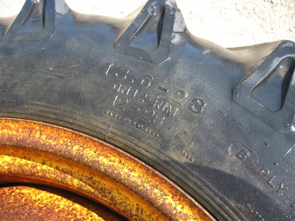 Rad des Typs Bridgestone 13.6x28 dæk på 8 huls fælg, Gebrauchtmaschine in Høng (Bild 3)
