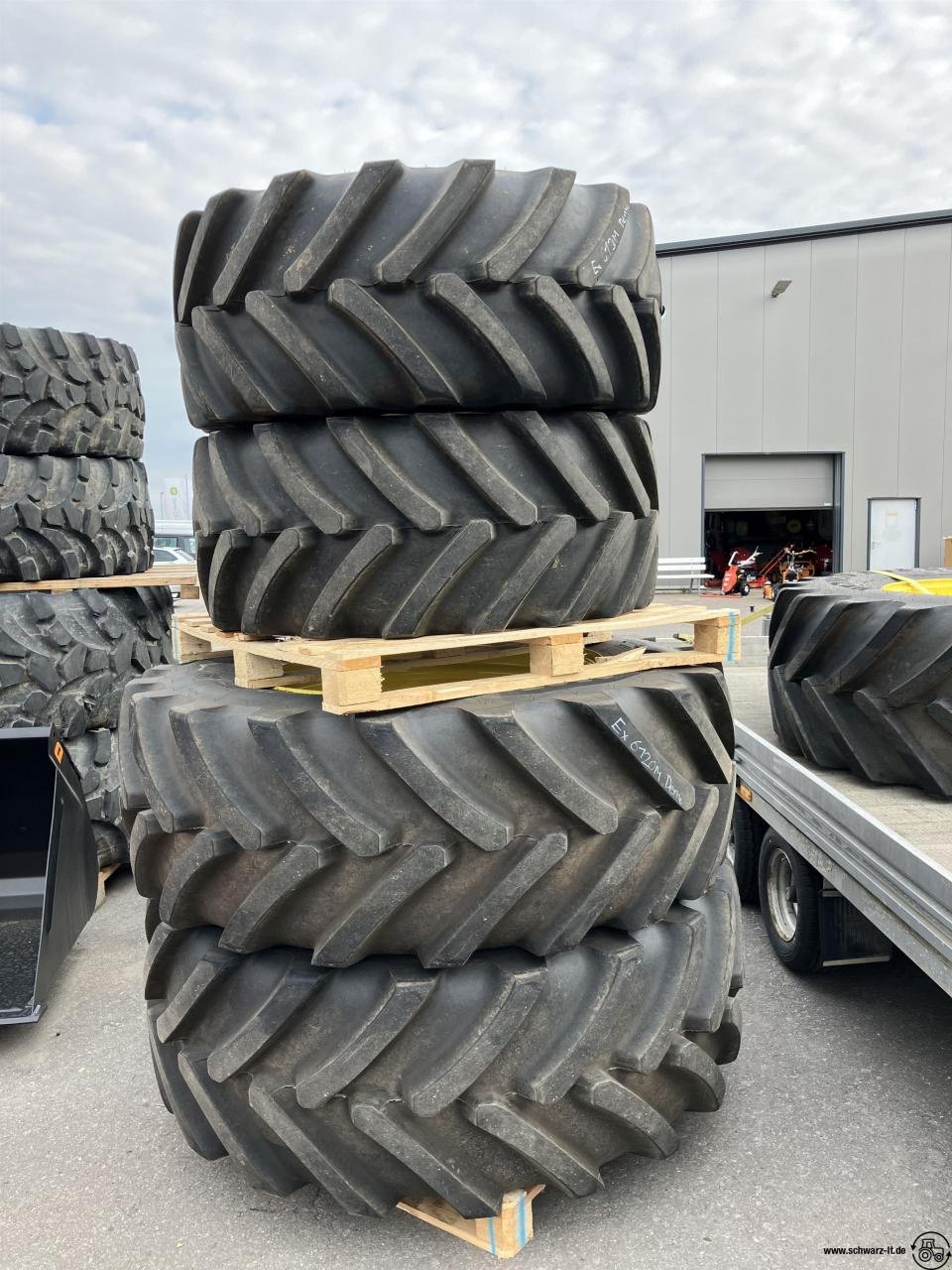 Rad of the type Bridgestone 540/65 R24 + 600/65 R38, Neumaschine in Aspach (Picture 1)