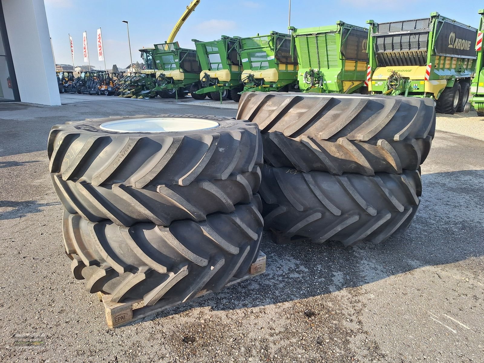 Rad des Typs Bridgestone 650/65R42+540/65R30, Neumaschine in Gampern (Bild 2)