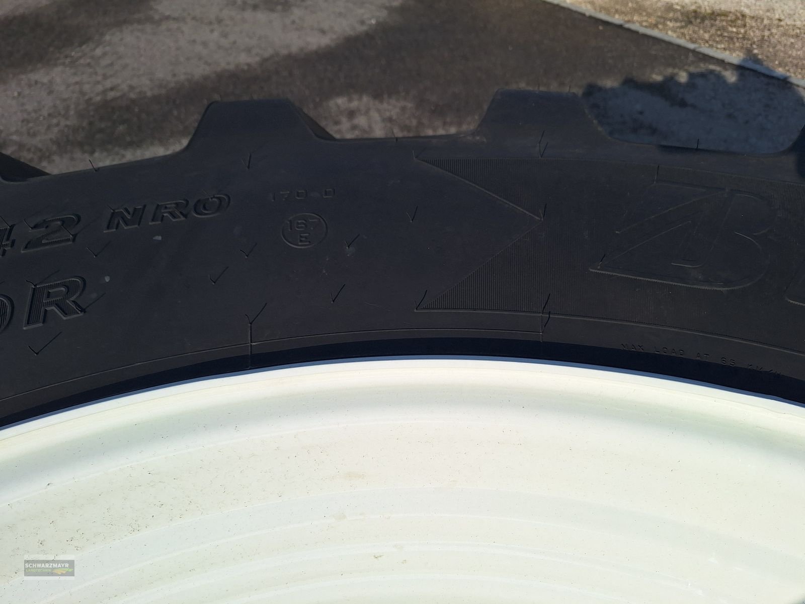 Rad des Typs Bridgestone 650/65R42+540/65R30, Neumaschine in Gampern (Bild 15)