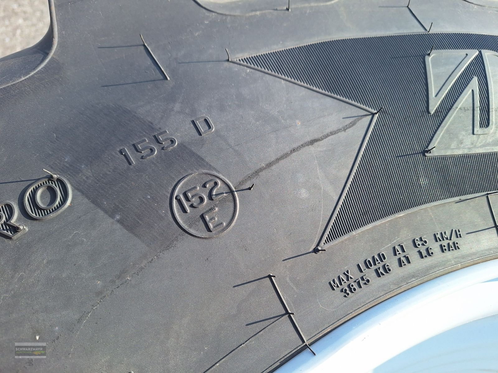 Rad des Typs Bridgestone 650/65R42+540/65R30, Neumaschine in Gampern (Bild 10)