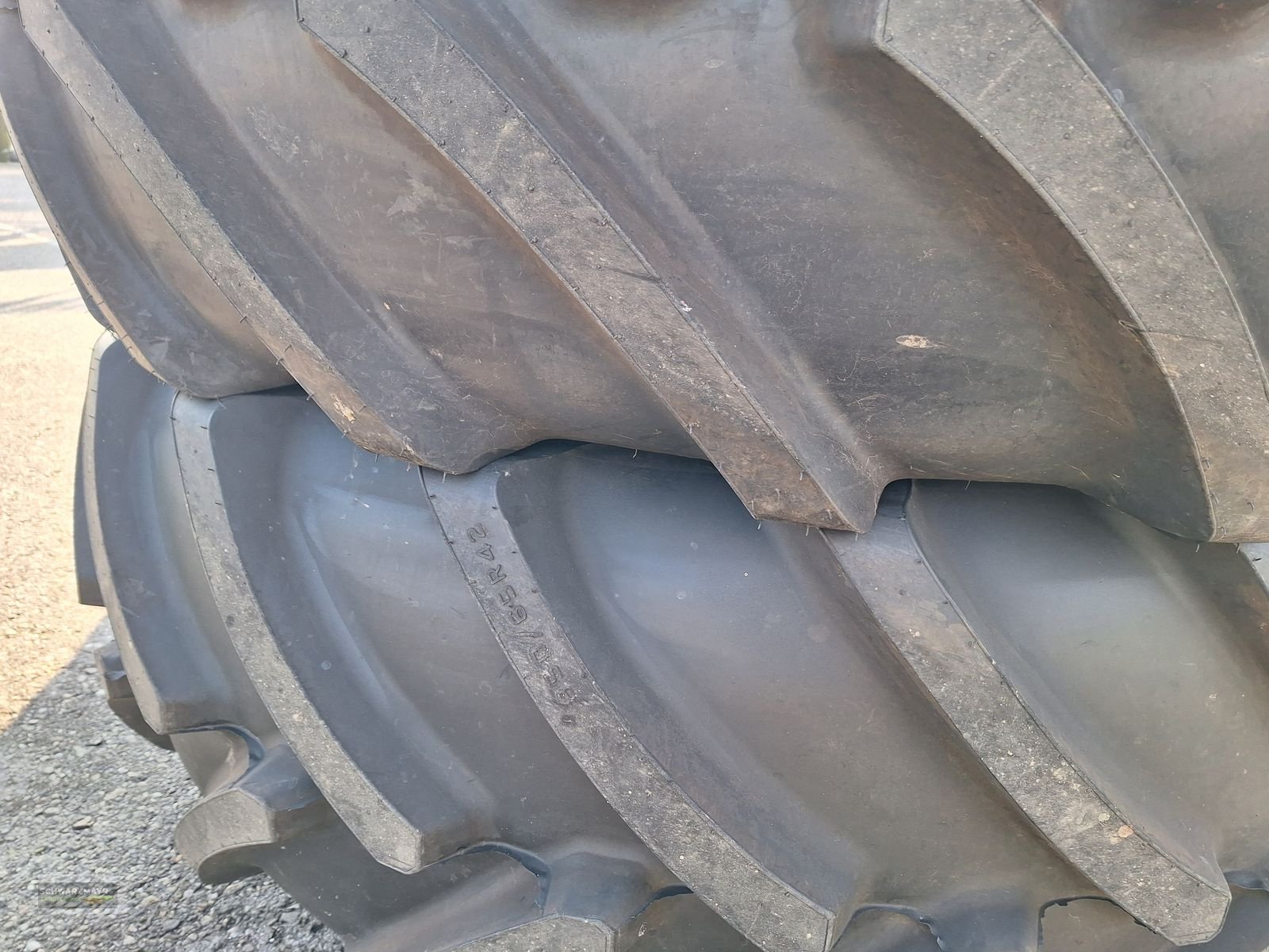 Rad des Typs Bridgestone 650/65R42+540/65R30, Neumaschine in Gampern (Bild 7)