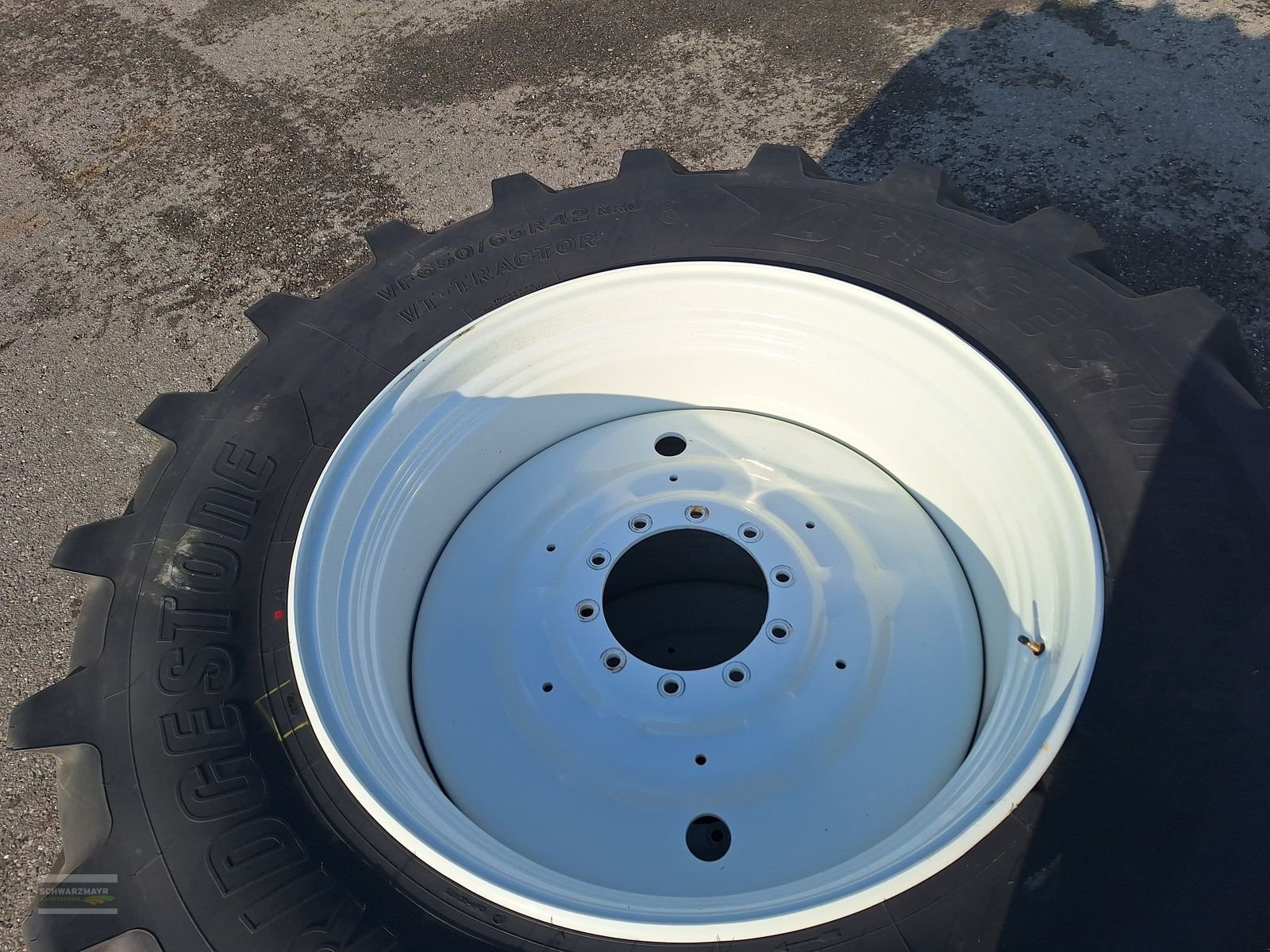 Rad des Typs Bridgestone 650/65R42+540/65R30, Neumaschine in Gampern (Bild 14)