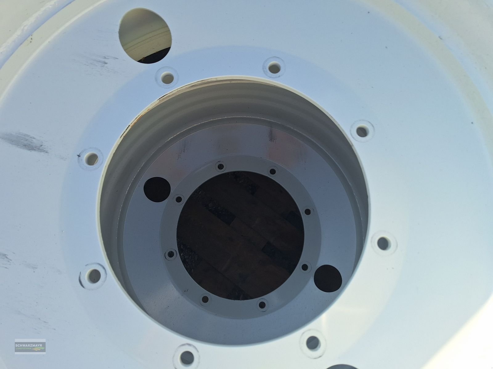 Rad des Typs Bridgestone 650/65R42+540/65R30, Neumaschine in Gampern (Bild 13)