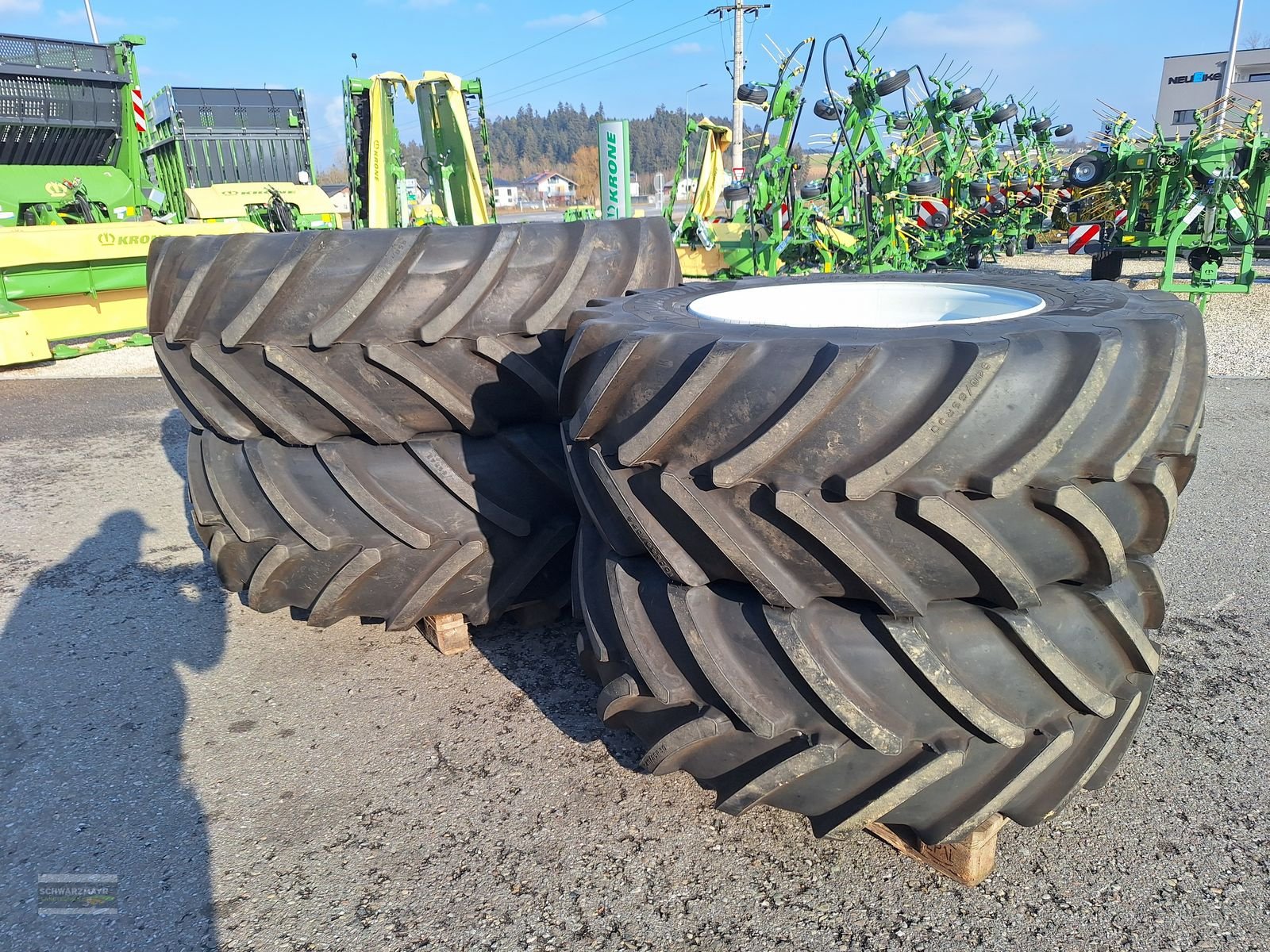 Rad des Typs Bridgestone 650/65R42+540/65R30, Neumaschine in Gampern (Bild 3)