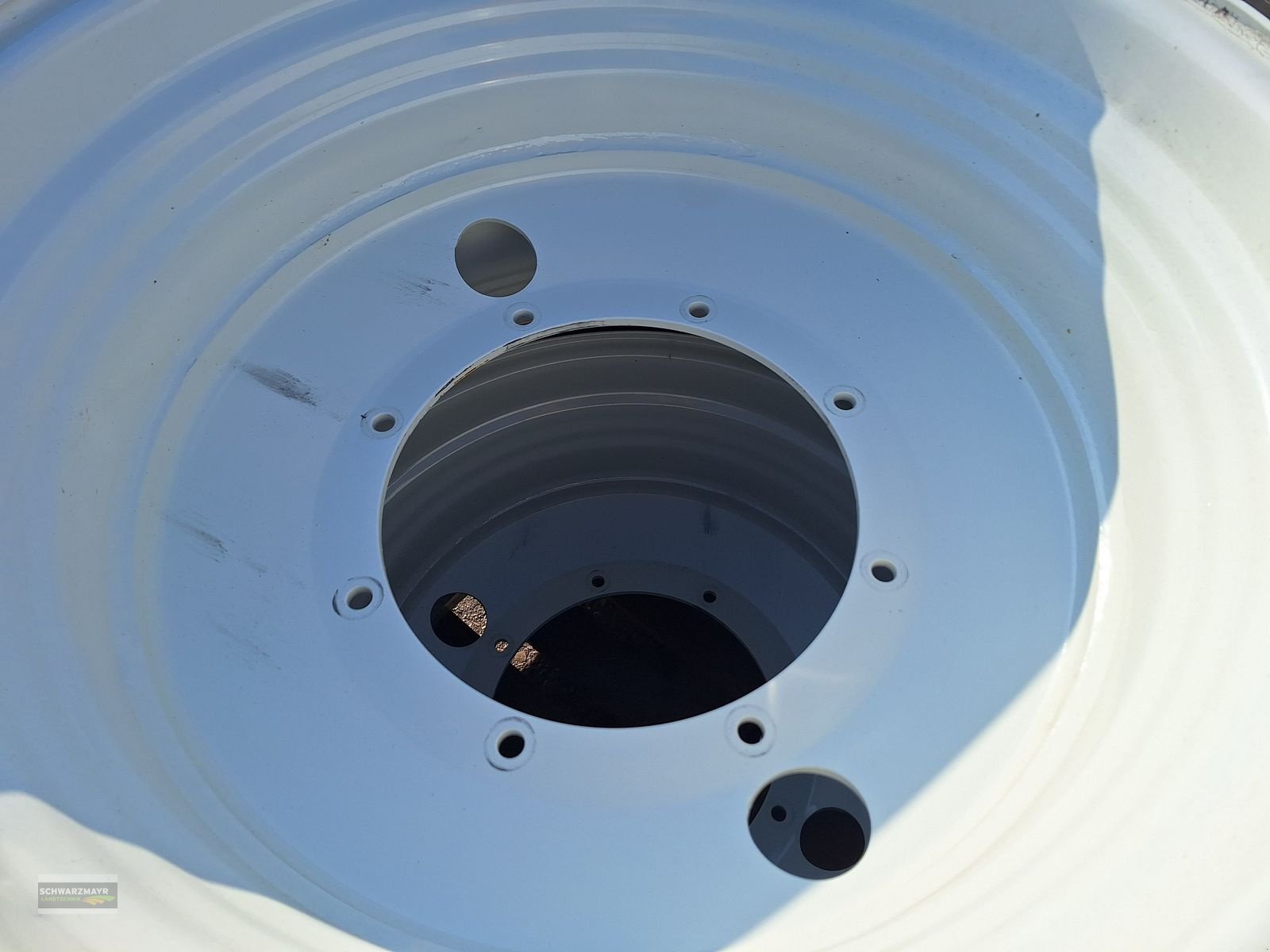 Rad des Typs Bridgestone 650/65R42+540/65R30, Neumaschine in Gampern (Bild 12)