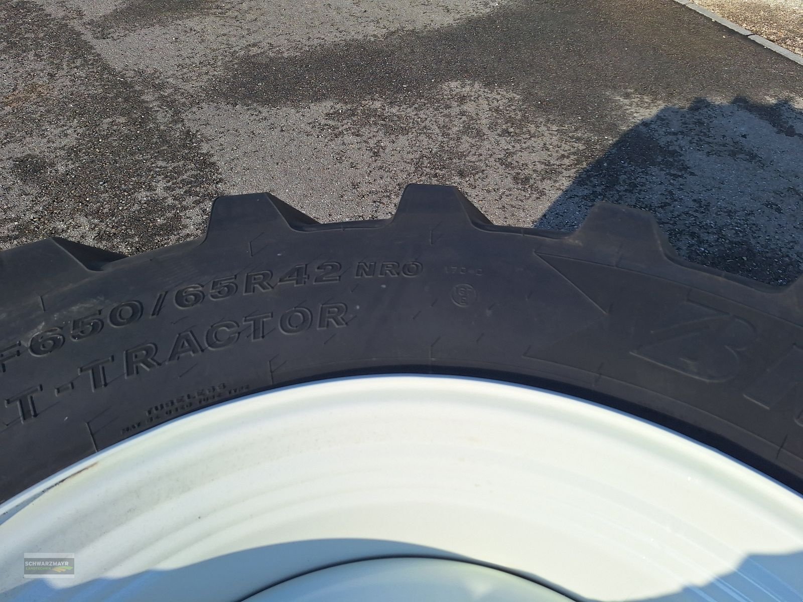 Rad des Typs Bridgestone 650/65R42+540/65R30, Neumaschine in Gampern (Bild 16)