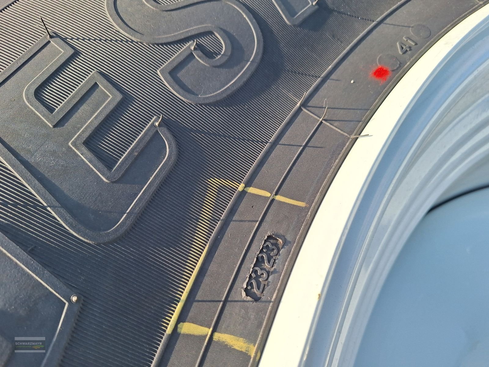 Rad des Typs Bridgestone 650/65R42+540/65R30, Neumaschine in Gampern (Bild 17)