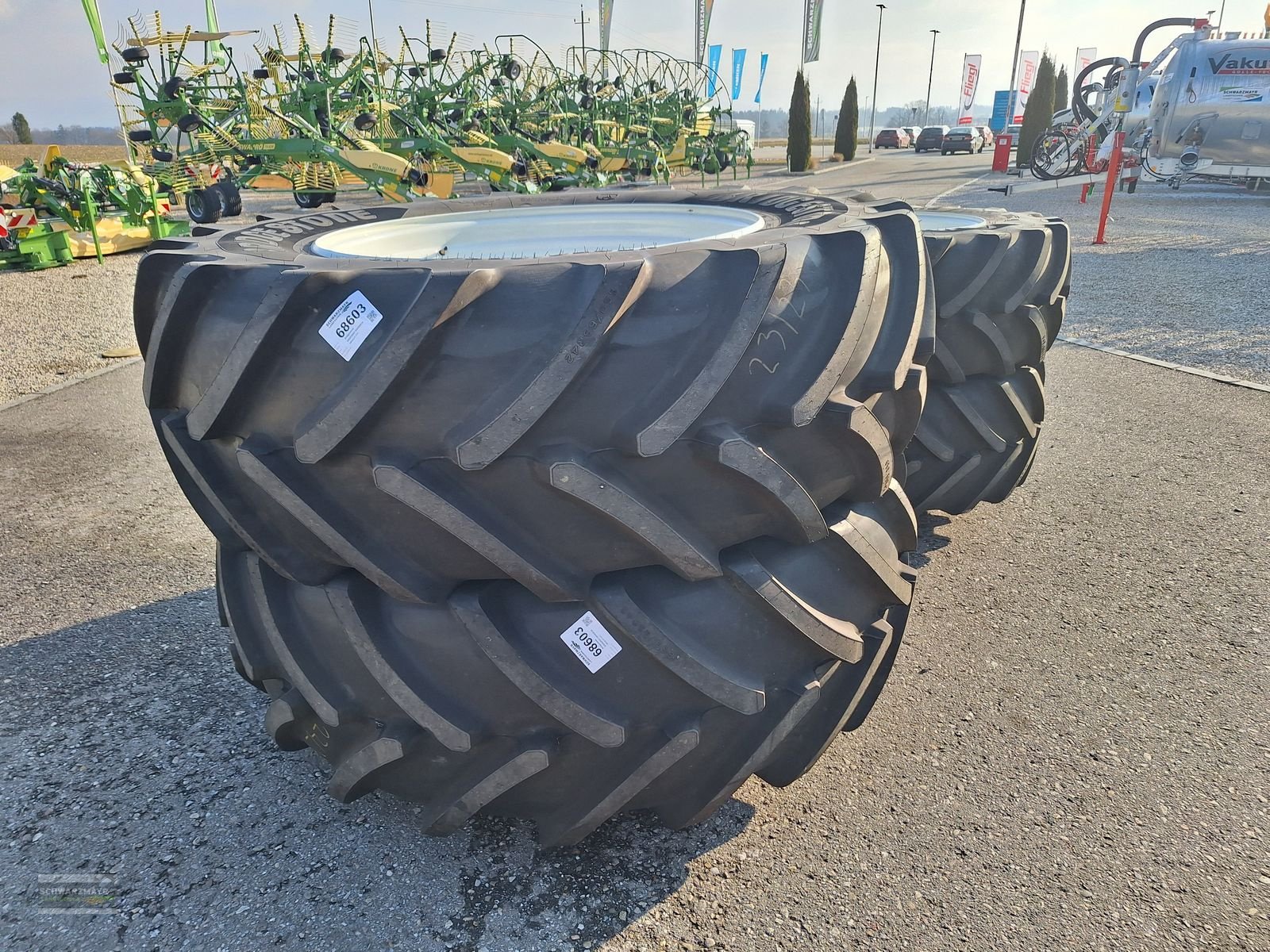 Rad des Typs Bridgestone 650/65R42+540/65R30, Neumaschine in Gampern (Bild 4)