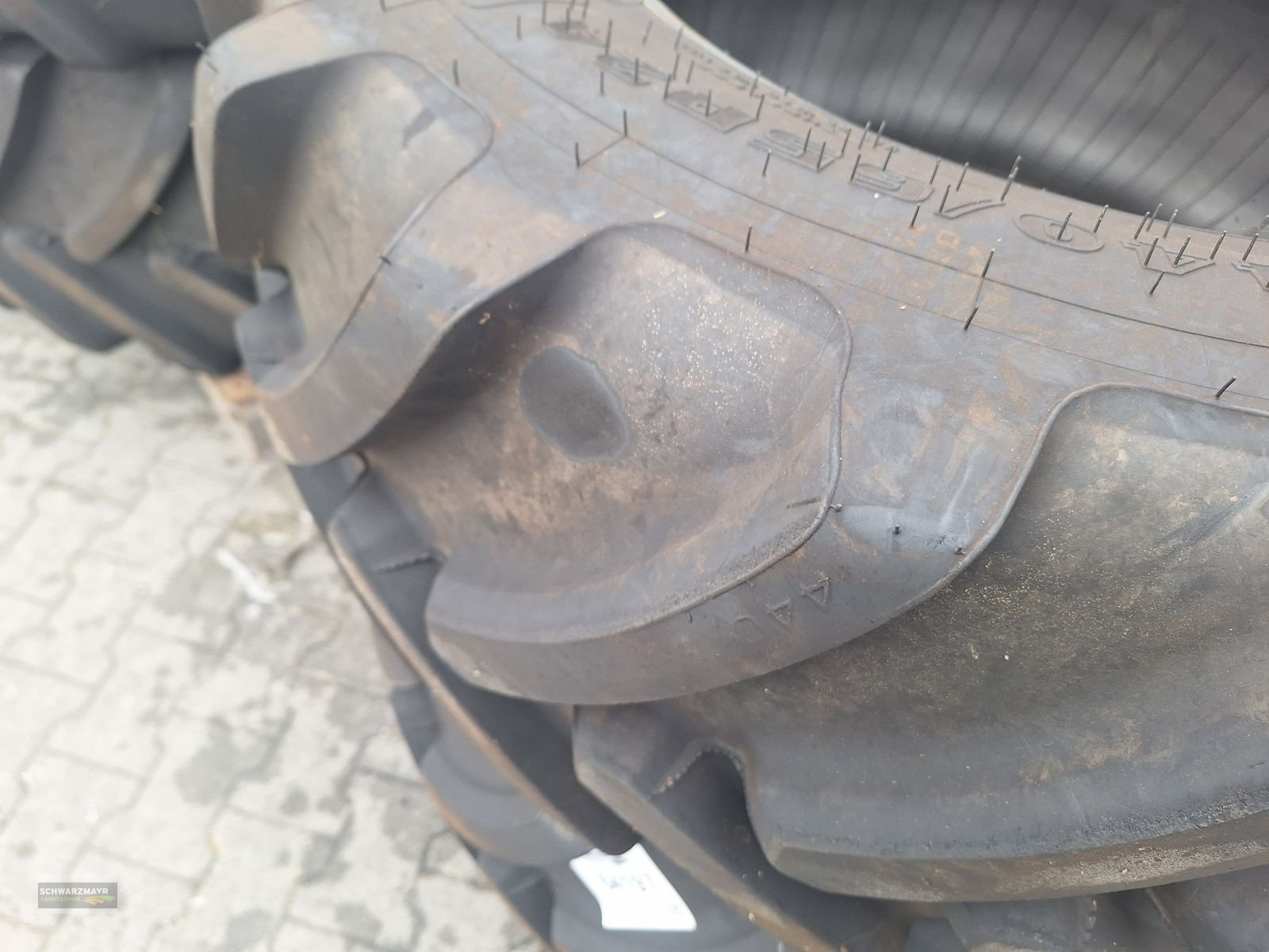 Rad des Typs Firestone 440/65R24+540/65R34, Vorführmaschine in Aurolzmünster (Bild 5)