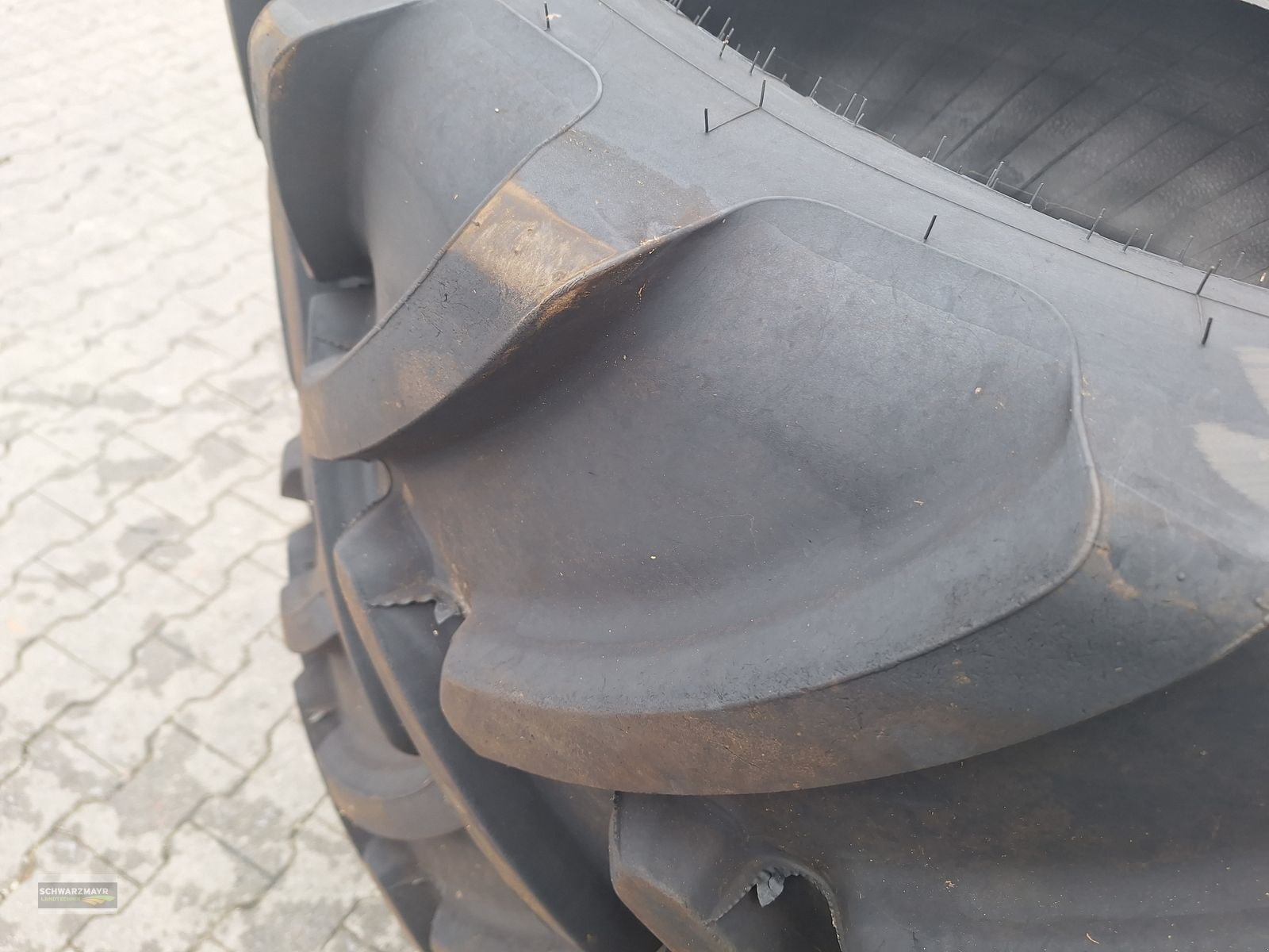 Rad des Typs Firestone 440/65R24+540/65R34, Vorführmaschine in Aurolzmünster (Bild 8)