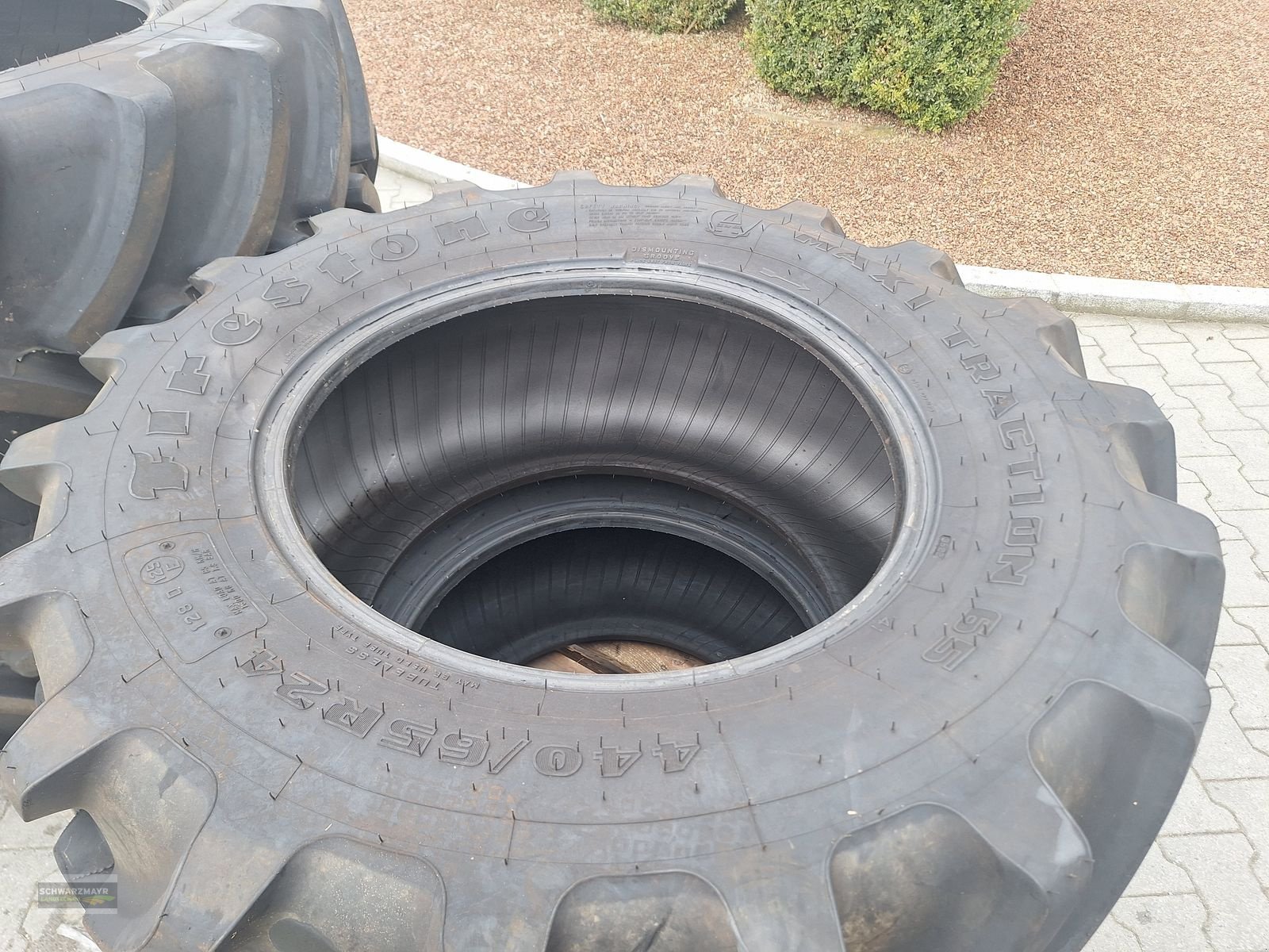 Rad des Typs Firestone 440/65R24+540/65R34, Vorführmaschine in Aurolzmünster (Bild 4)