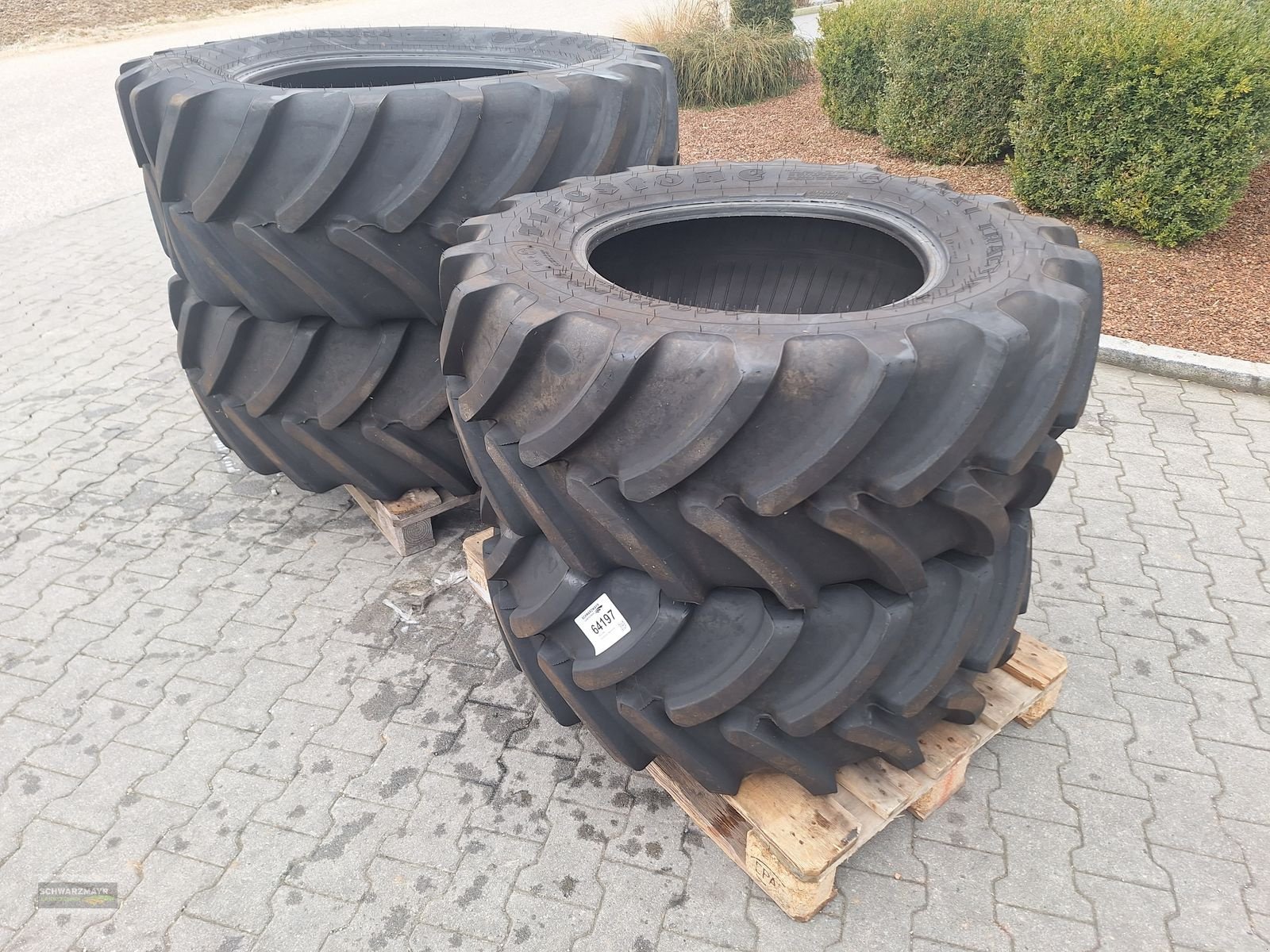 Rad des Typs Firestone 440/65R24+540/65R34, Vorführmaschine in Aurolzmünster (Bild 3)