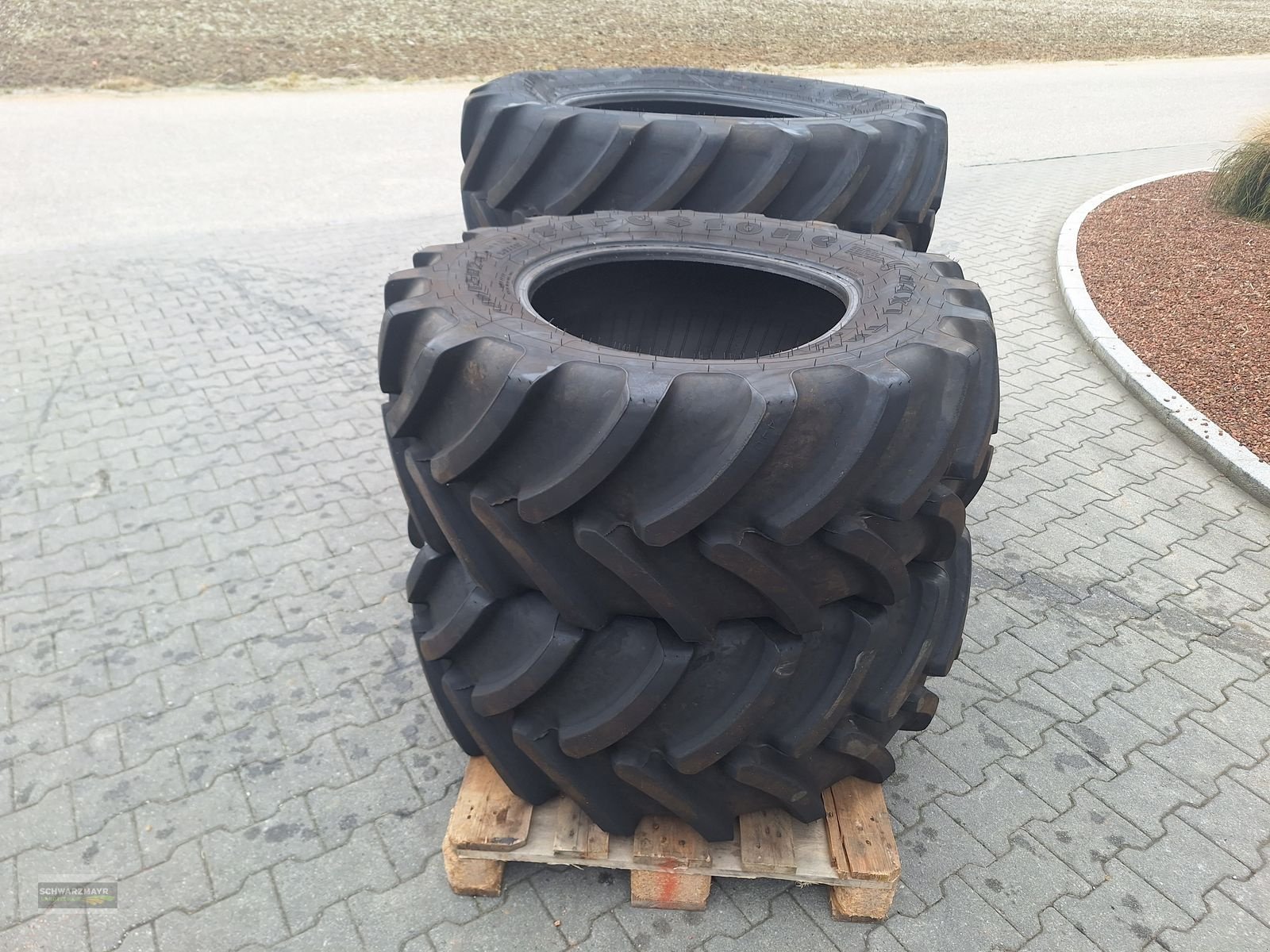 Rad des Typs Firestone 440/65R24+540/65R34, Vorführmaschine in Aurolzmünster (Bild 2)